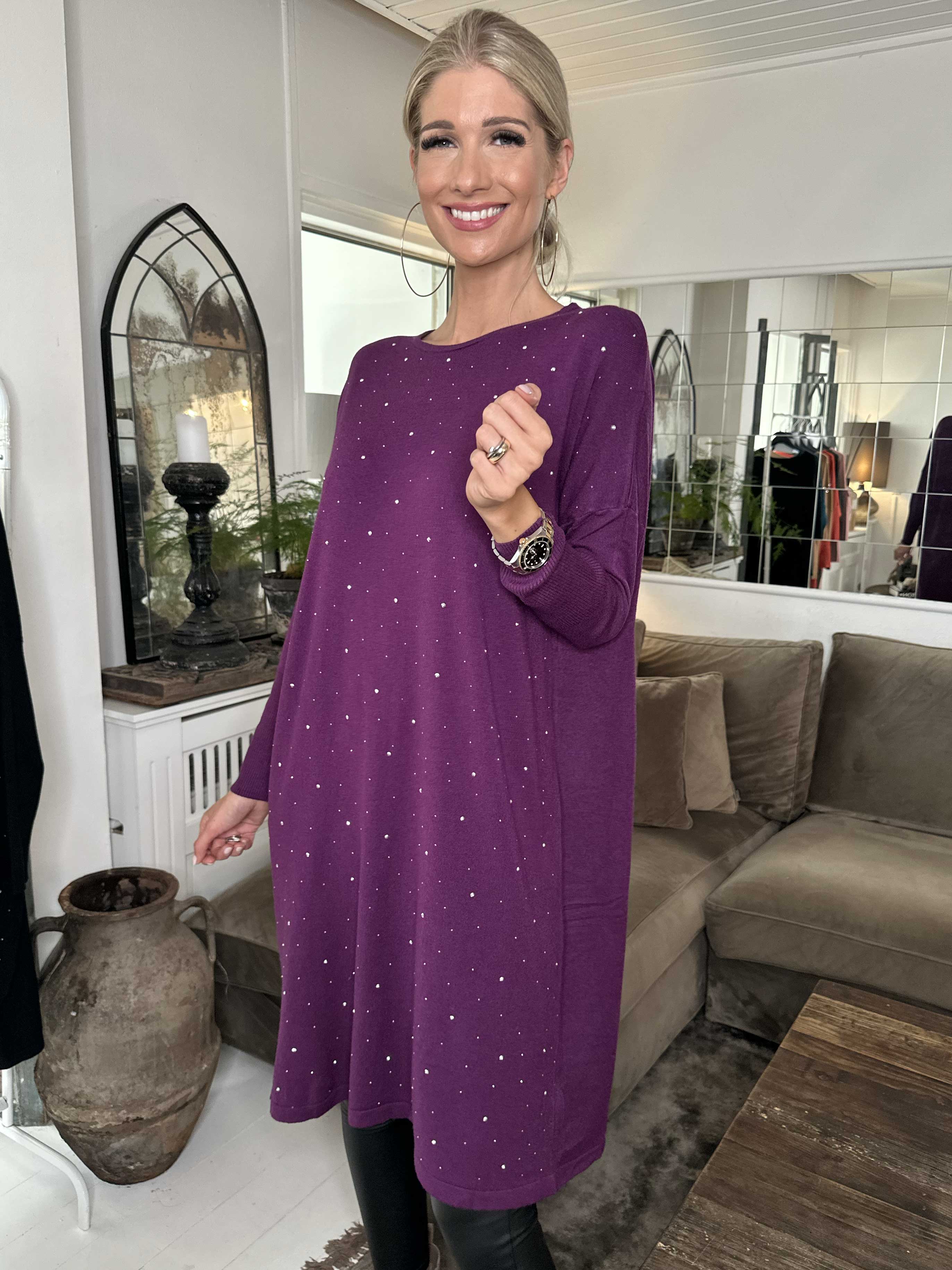 Elisa - Blød strikkjole pyntet med små sten