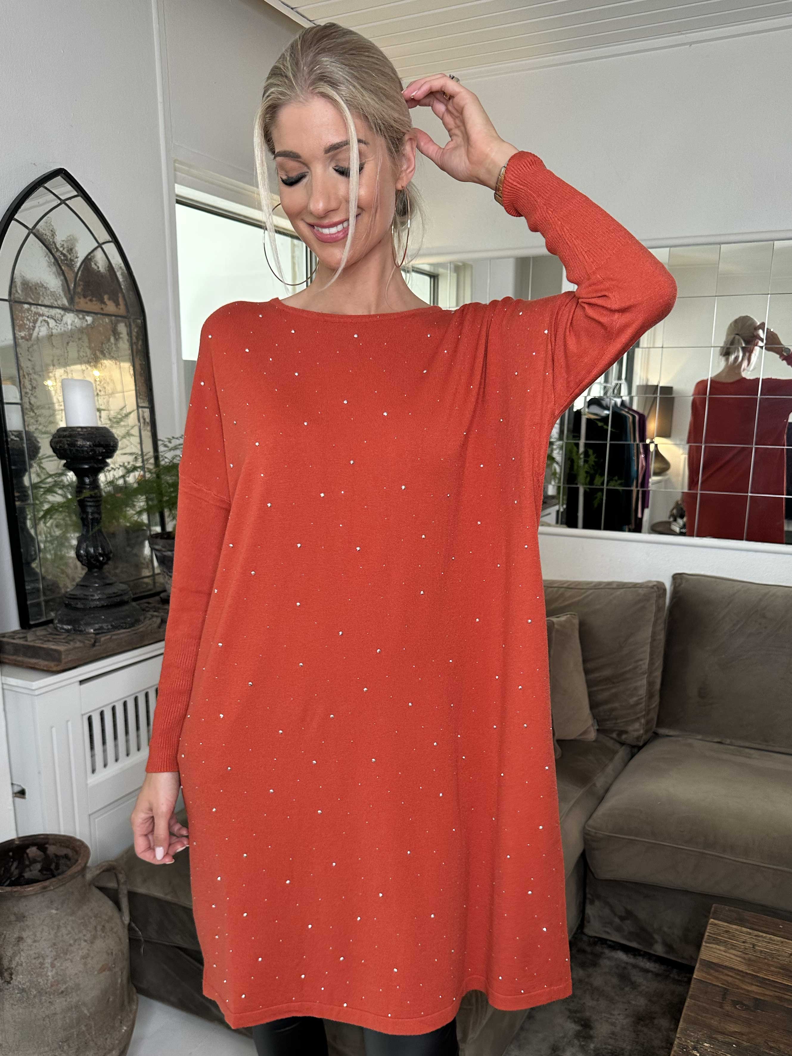 Elisa - Blød strikkjole pyntet med små sten