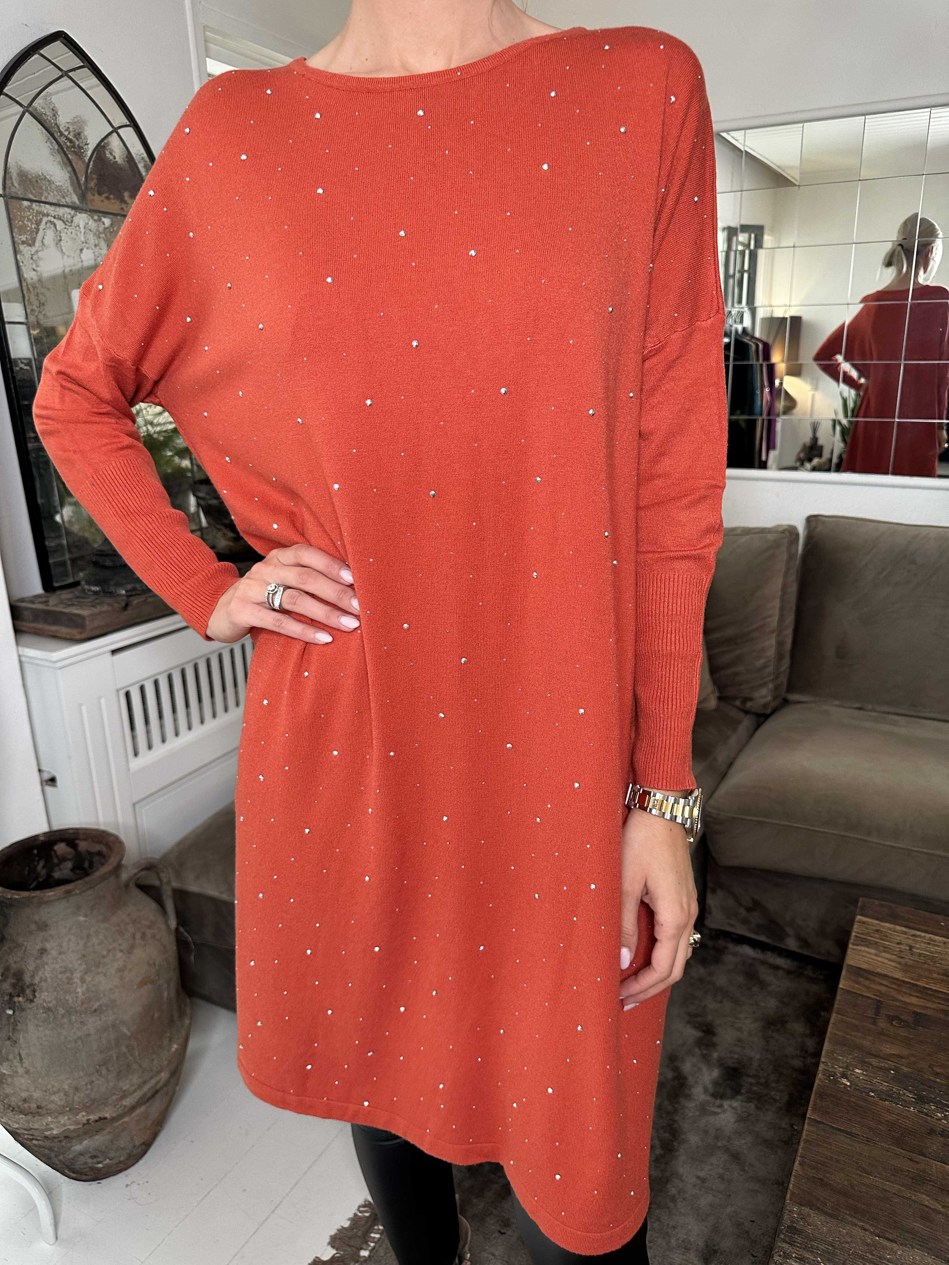 Elisa - Blød strikkjole pyntet med små sten