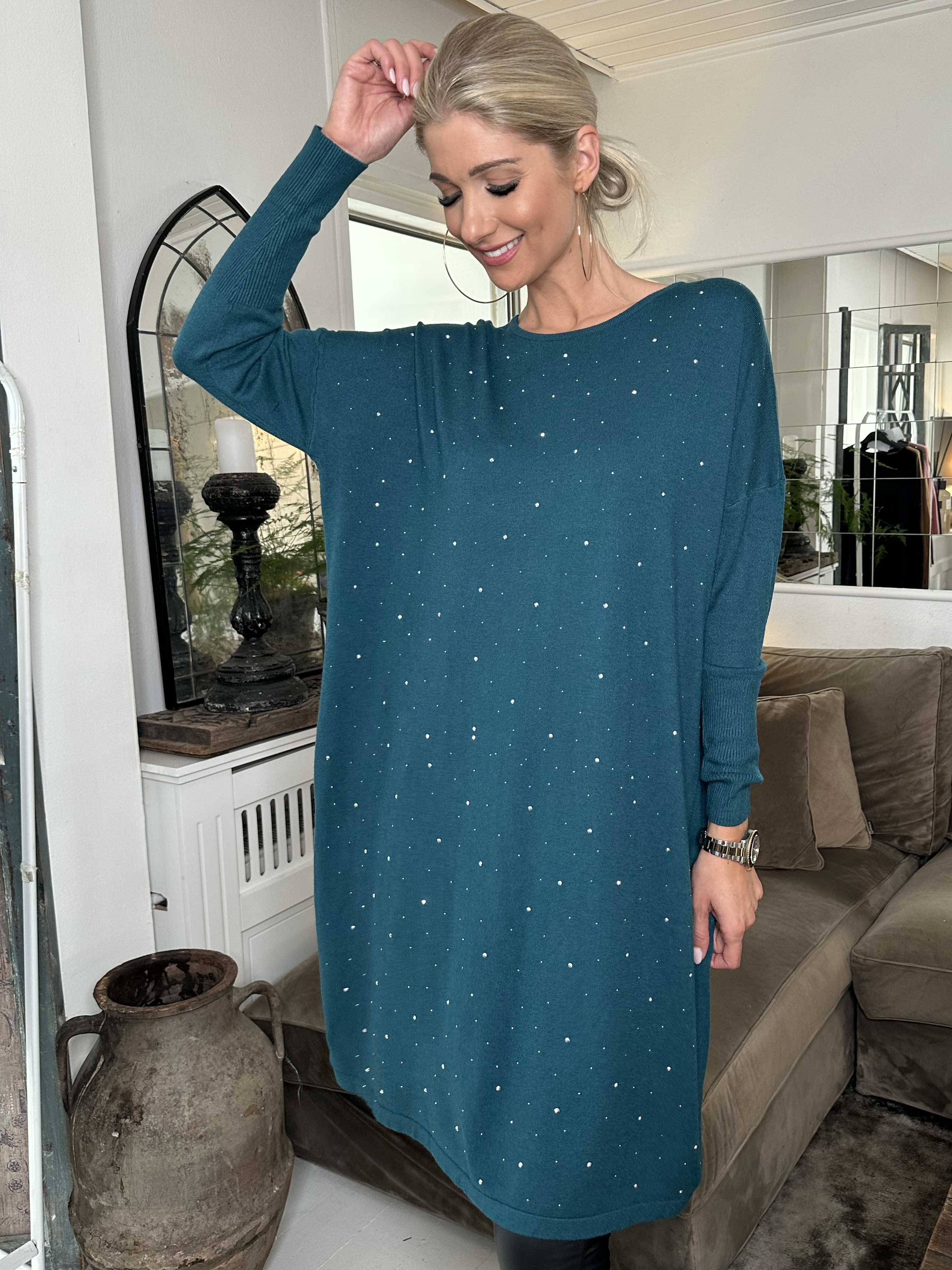 Elisa - Blød strikkjole pyntet med små sten