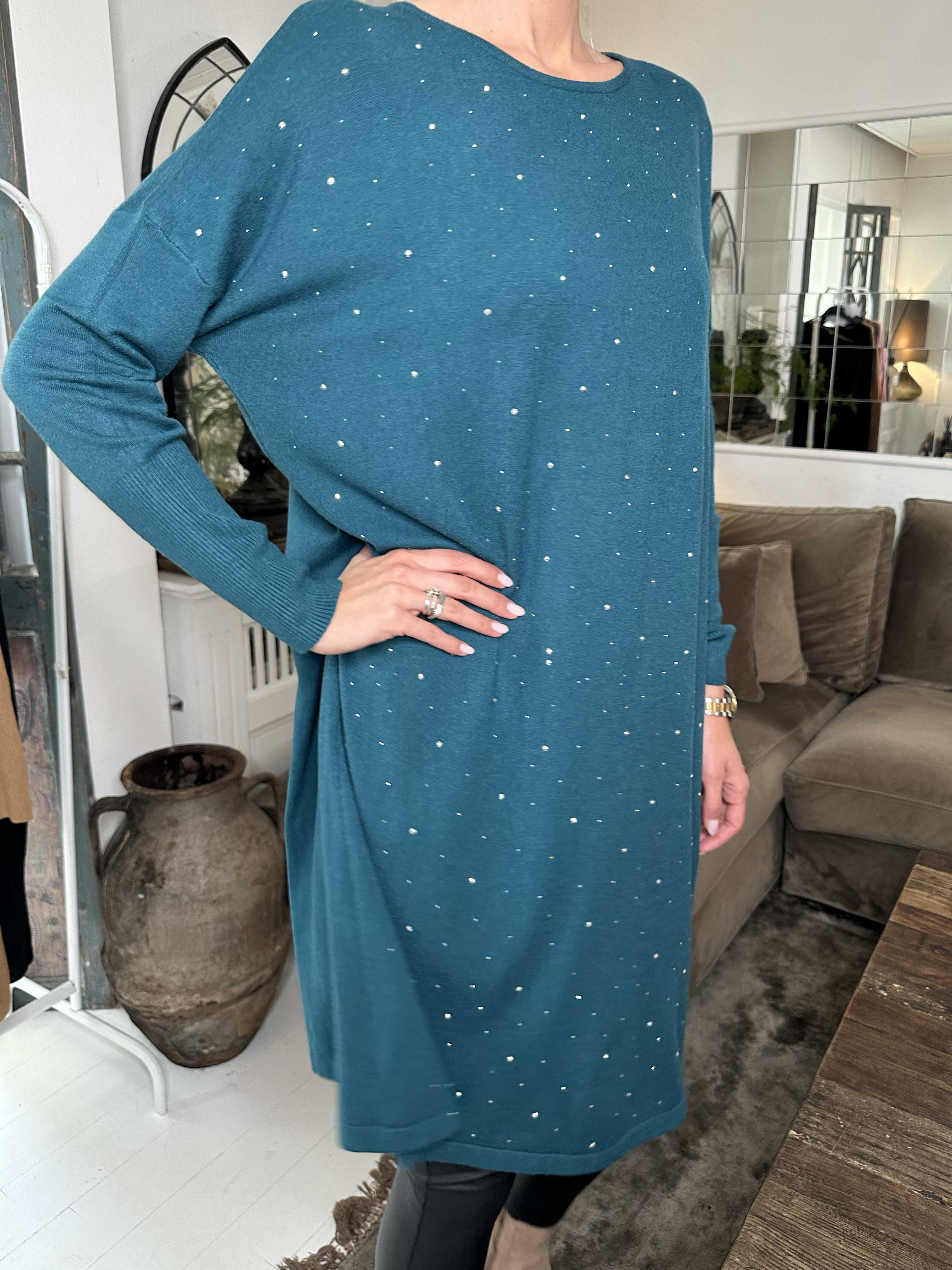 Elisa - Blød strikkjole pyntet med små sten