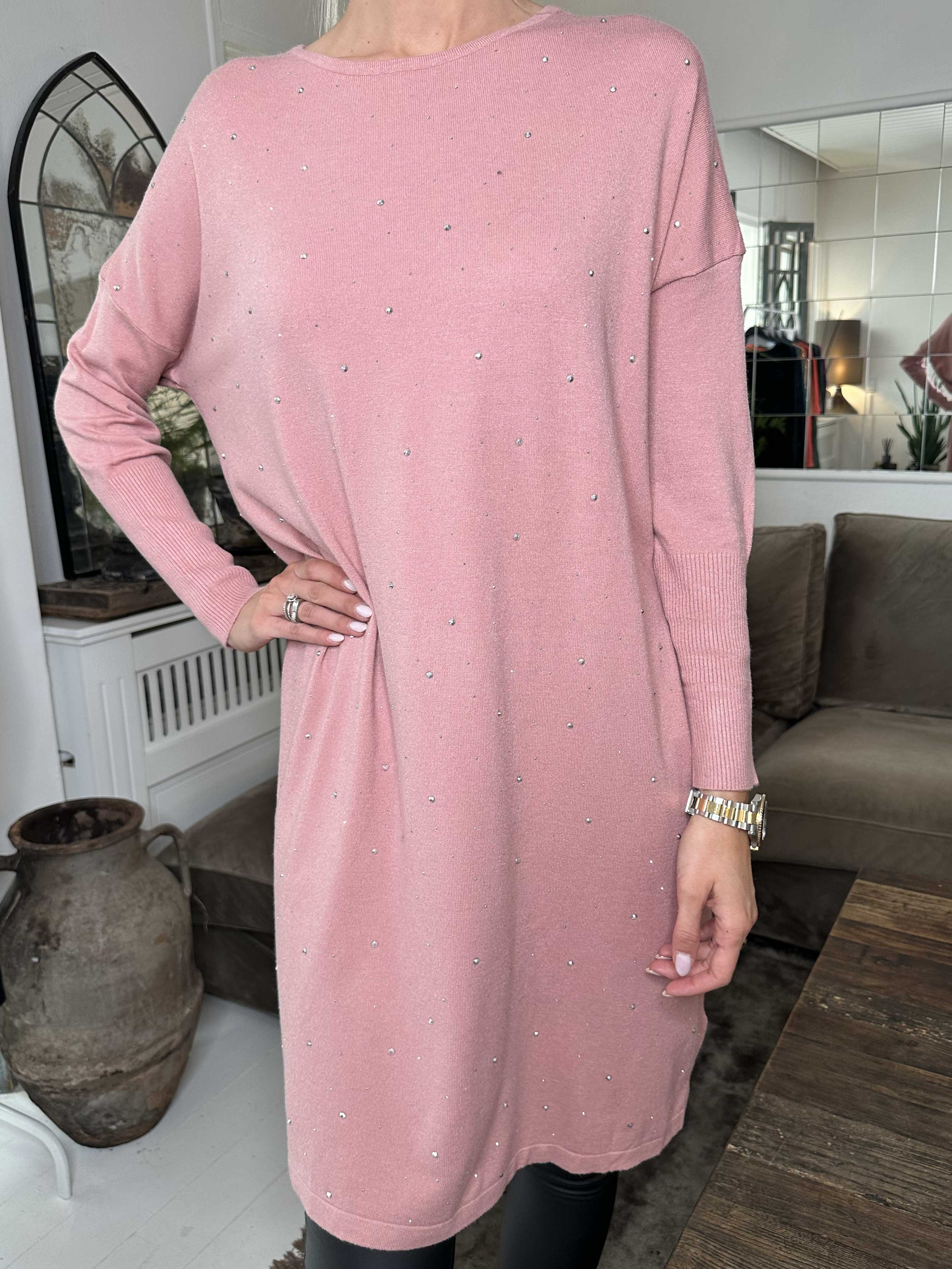 Elisa - Blød strikkjole pyntet med små sten