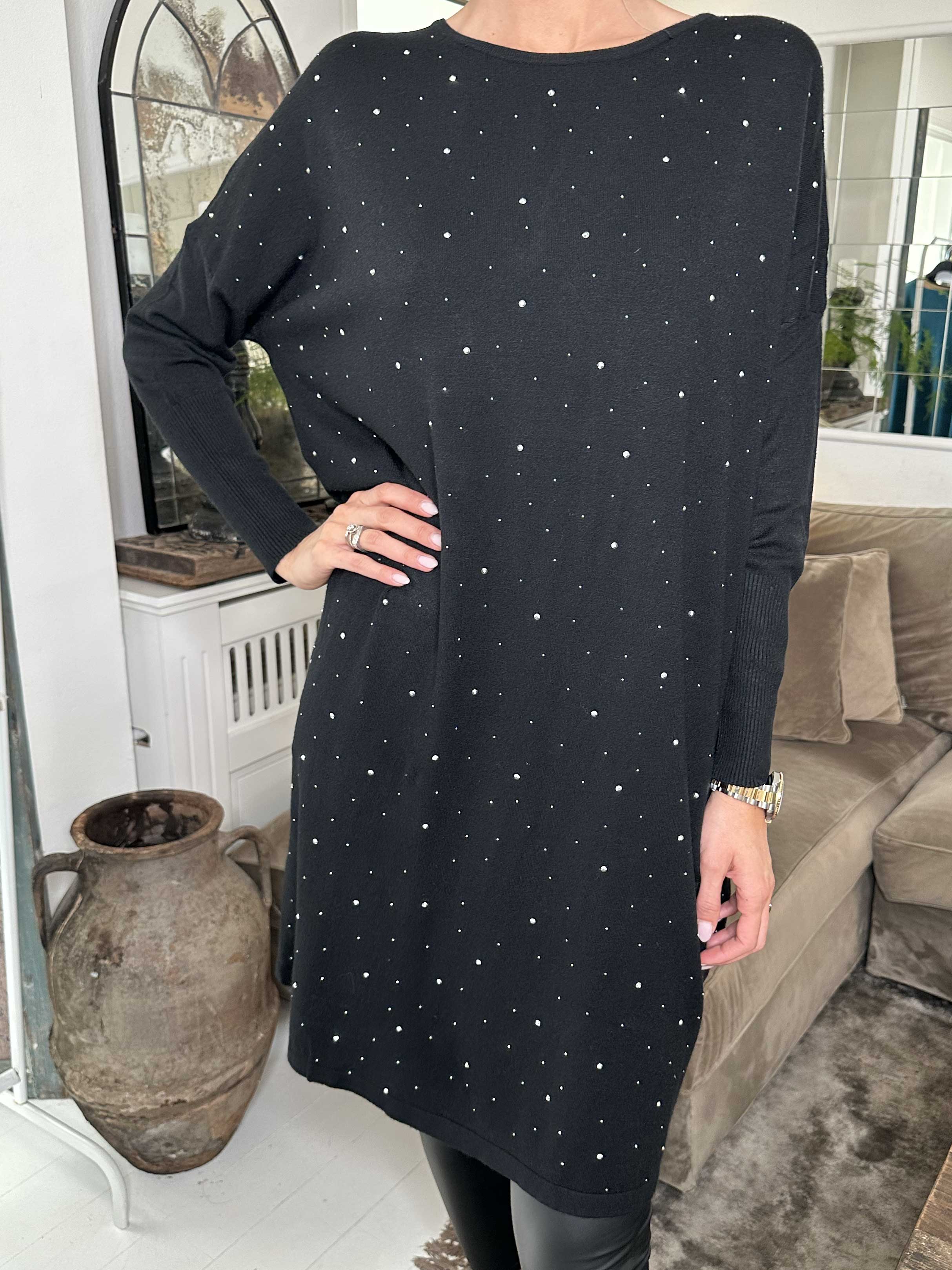 Elisa - Blød strikkjole pyntet med små sten