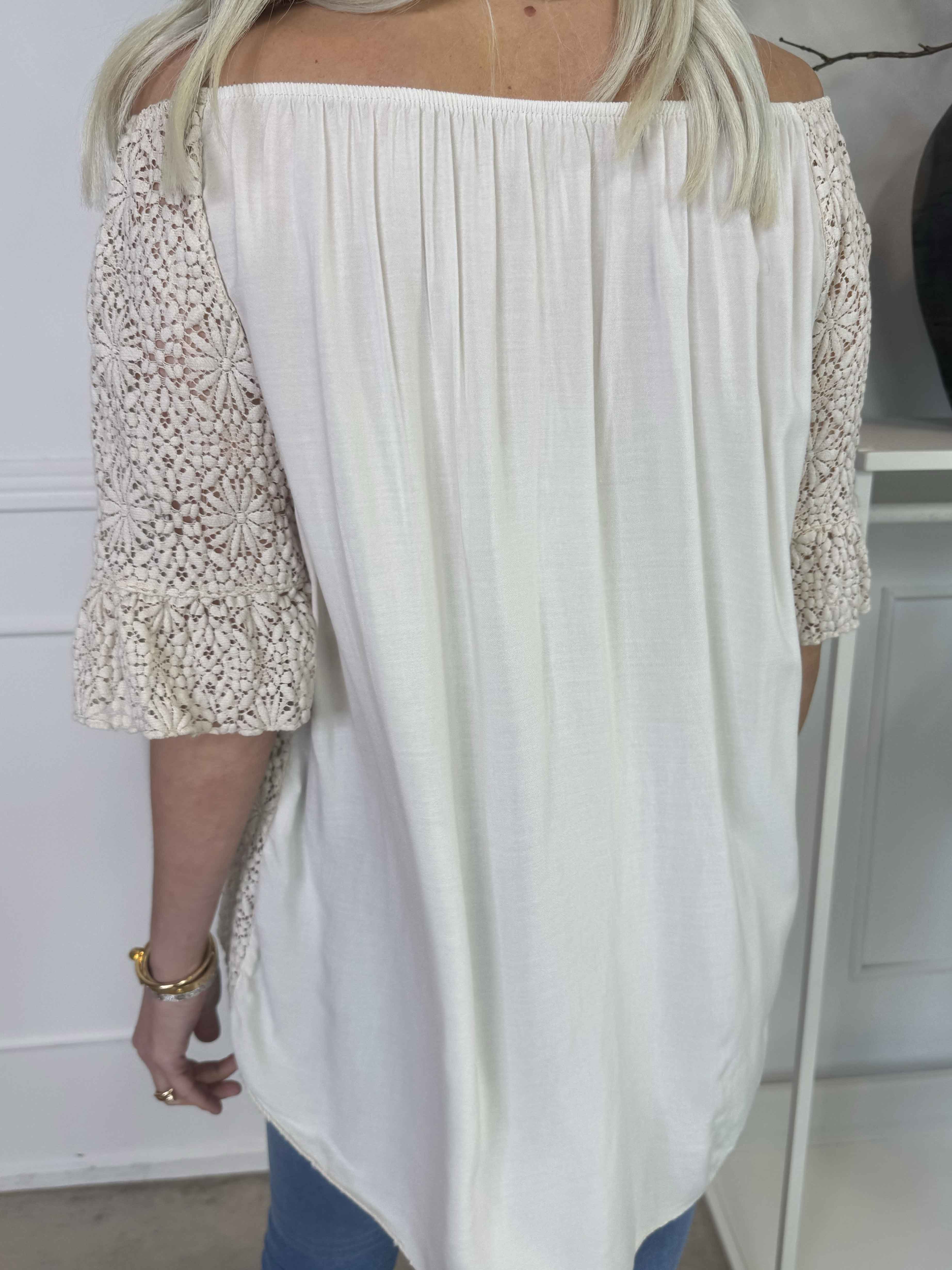 Elisa - Tunika i bomuld med blonde foran og elastikkant i udskæringen