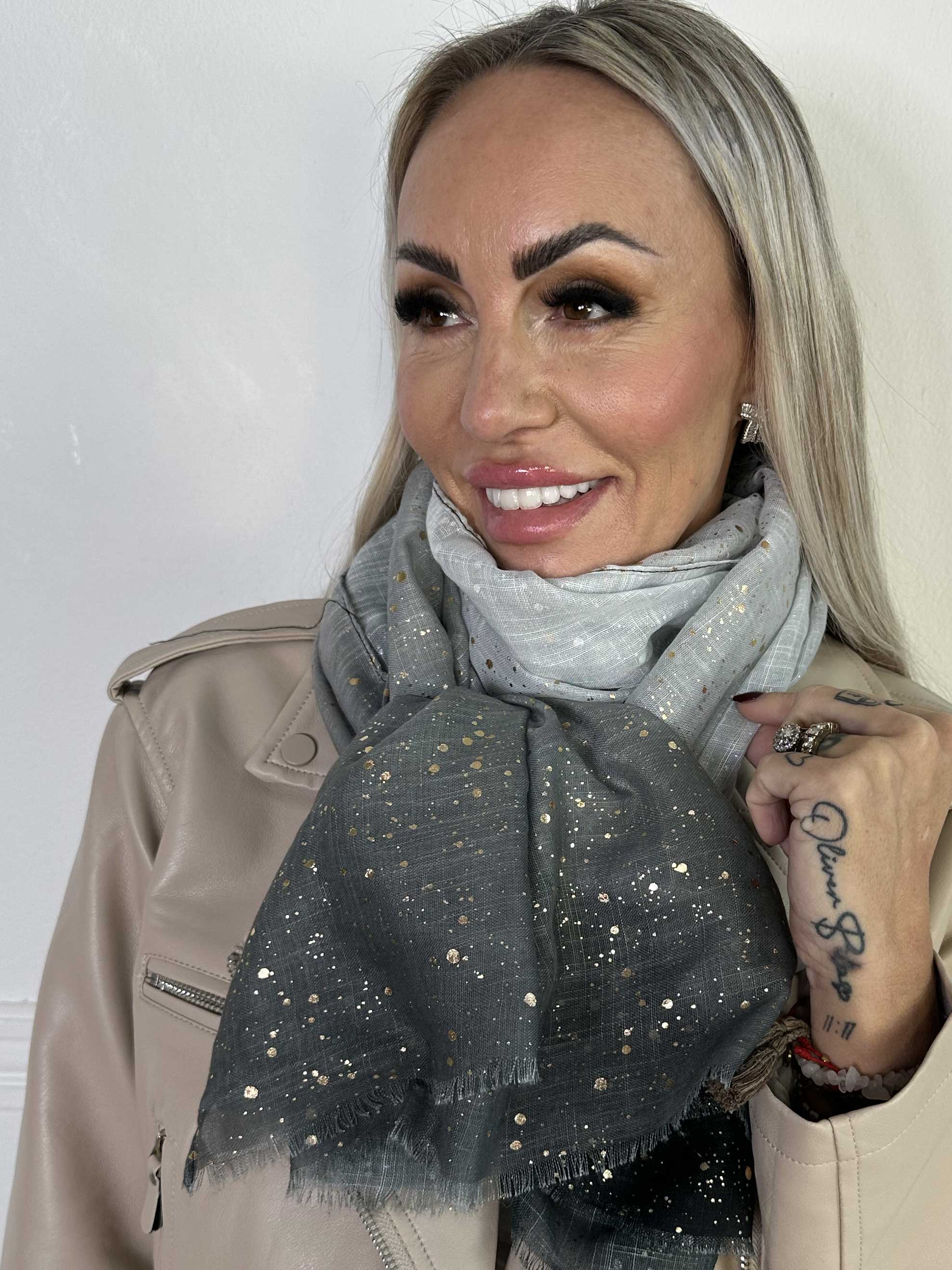 Eliza - Let tørklæde med guld detaljer