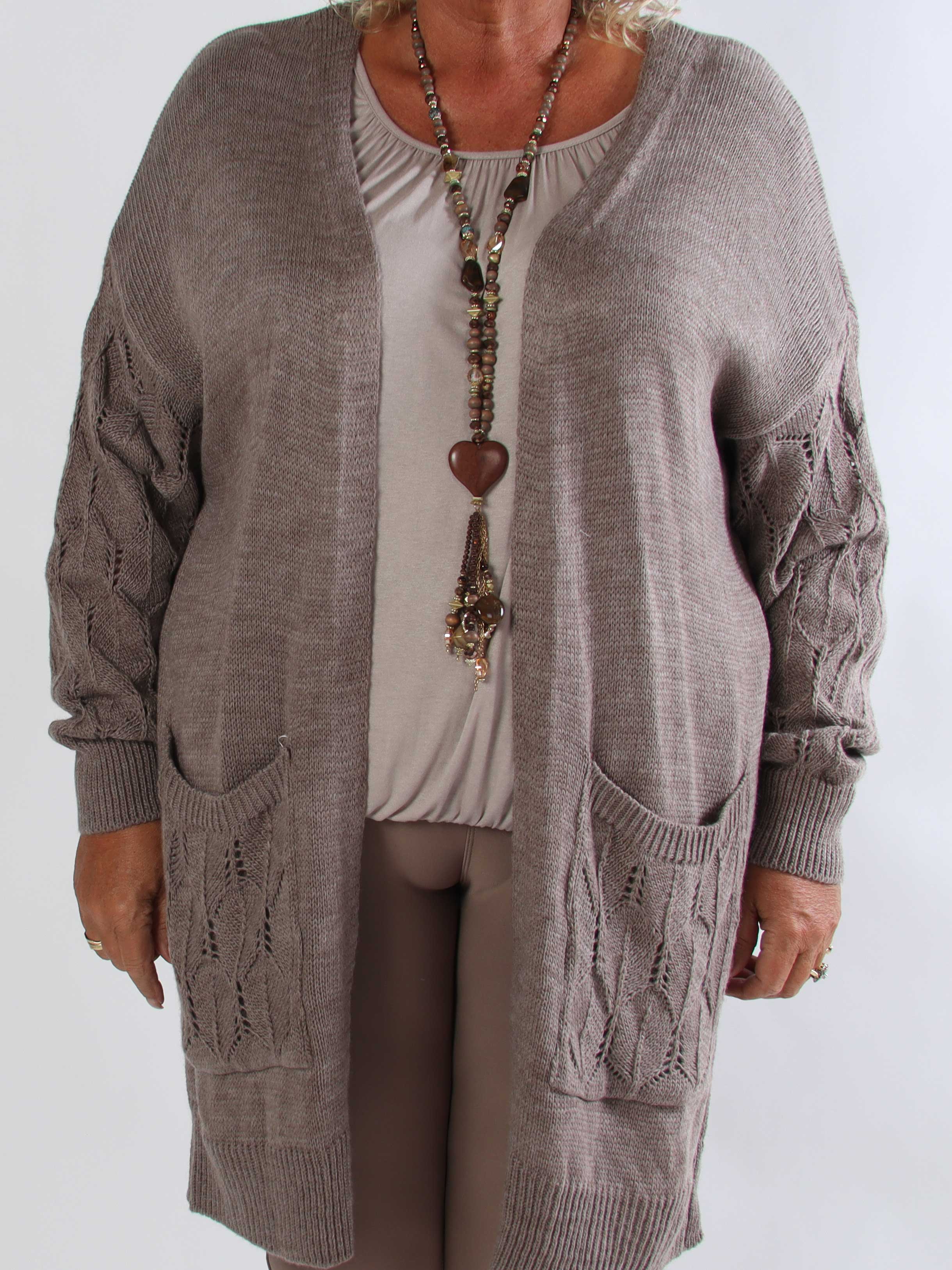 Elizabeth - Lang plus size strikcardigan med fint hulmønster på ærmerne