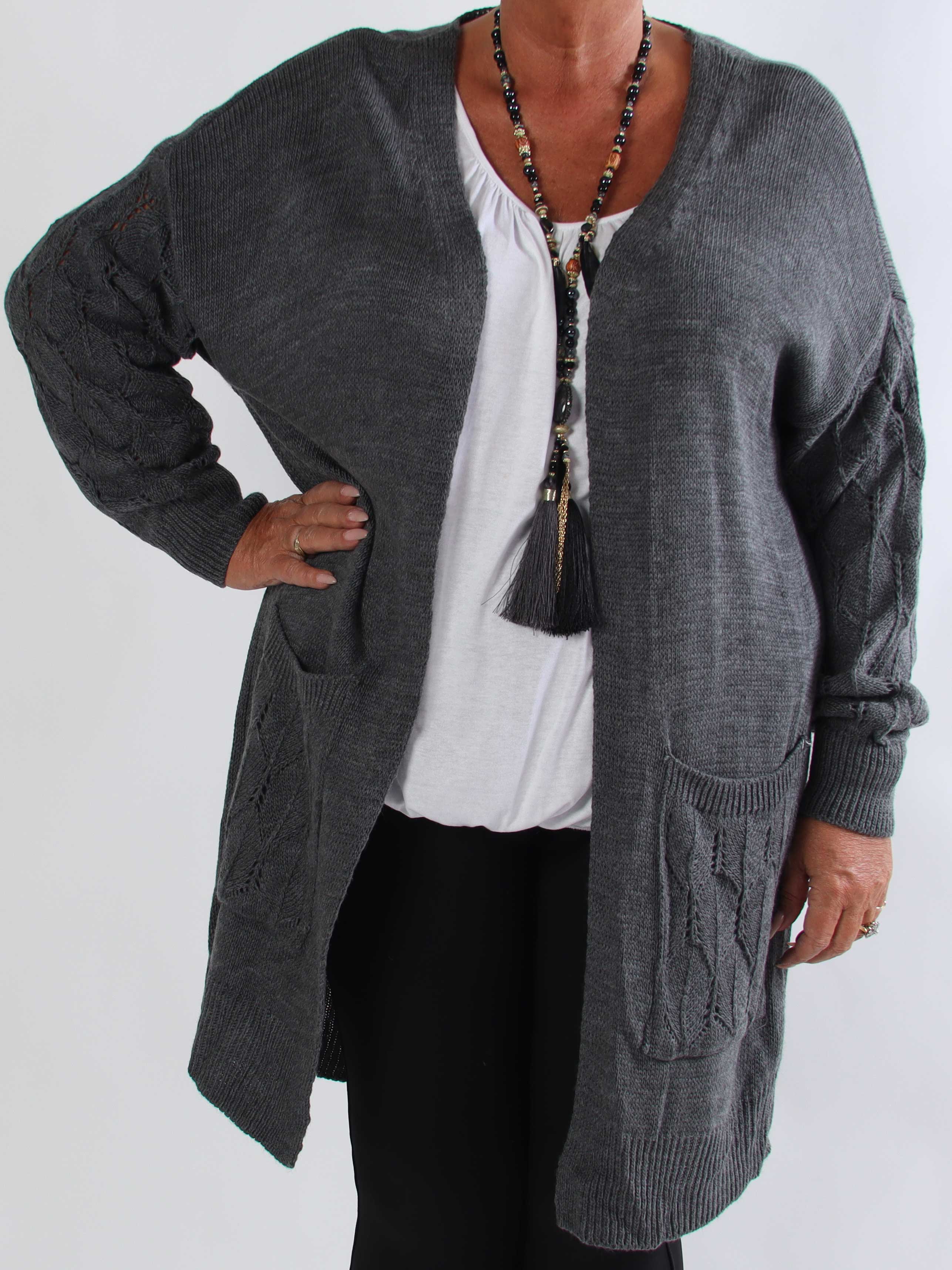 Elizabeth - Lang plus size strikcardigan med fint hulmønster på ærmerne