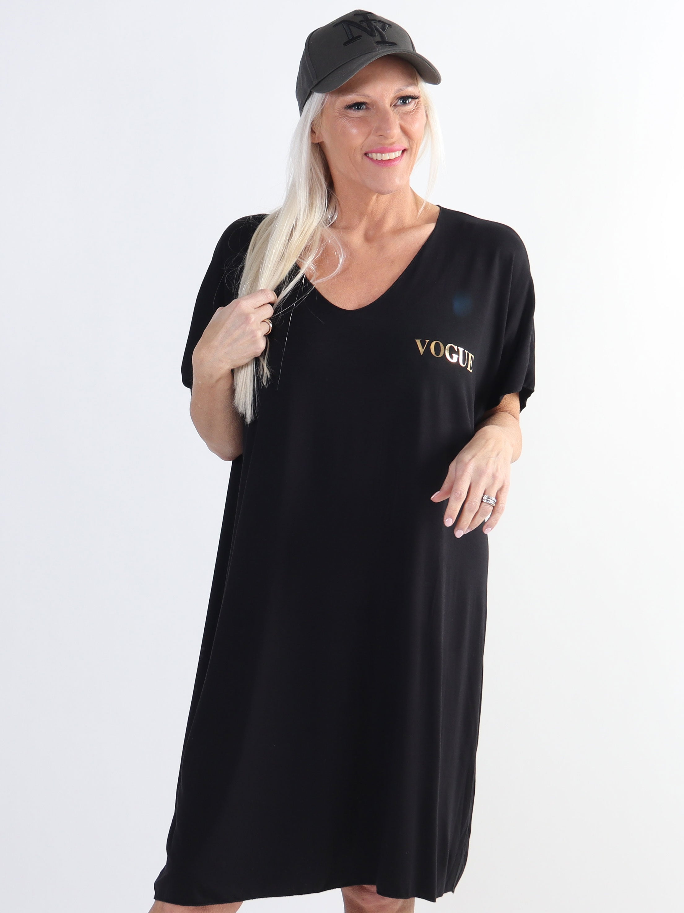 Ellen - Plus size t-shirtkjole i viskose med guldskrift