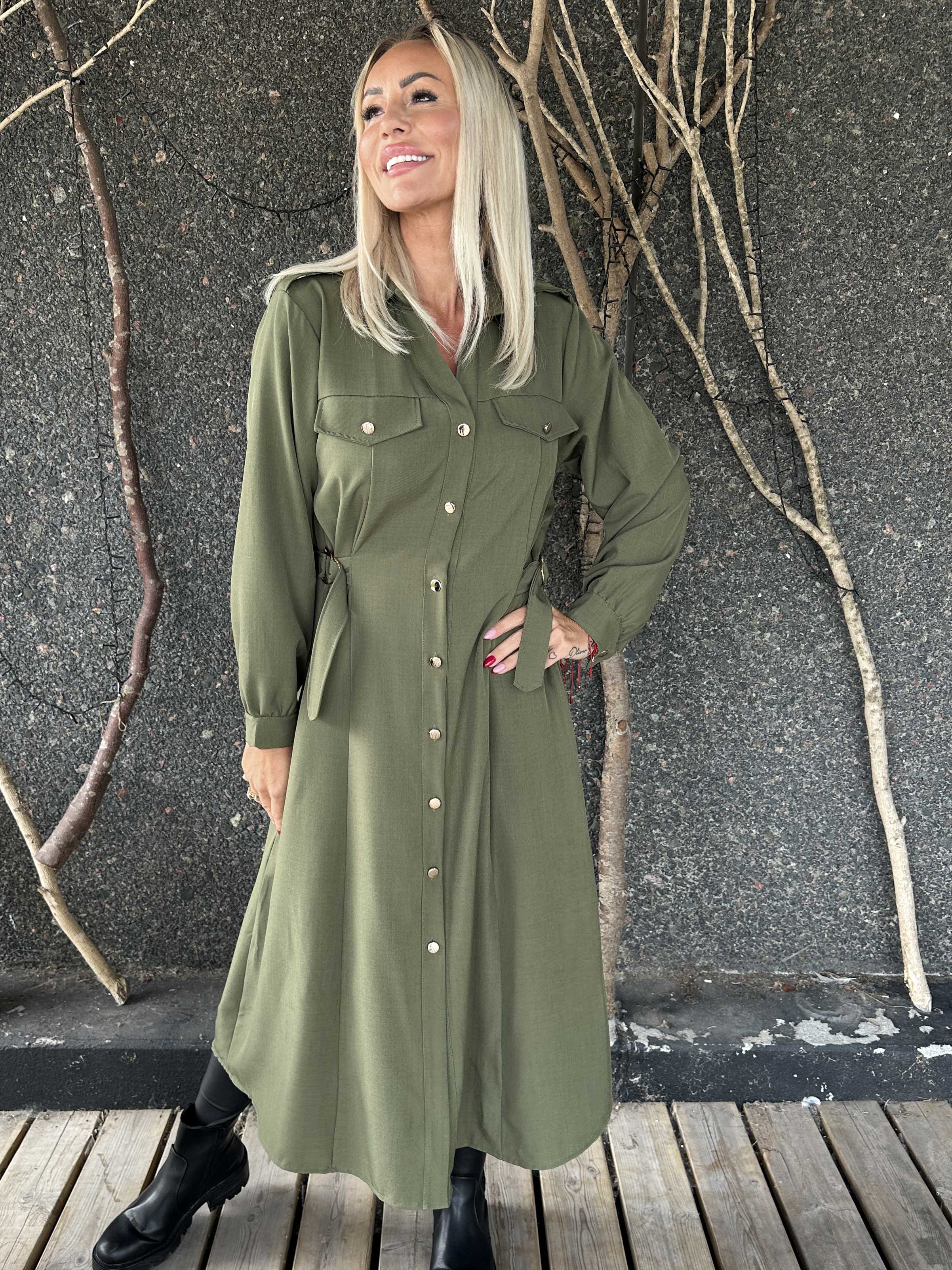 Ellida - Lang skjortekjole med guld knapper