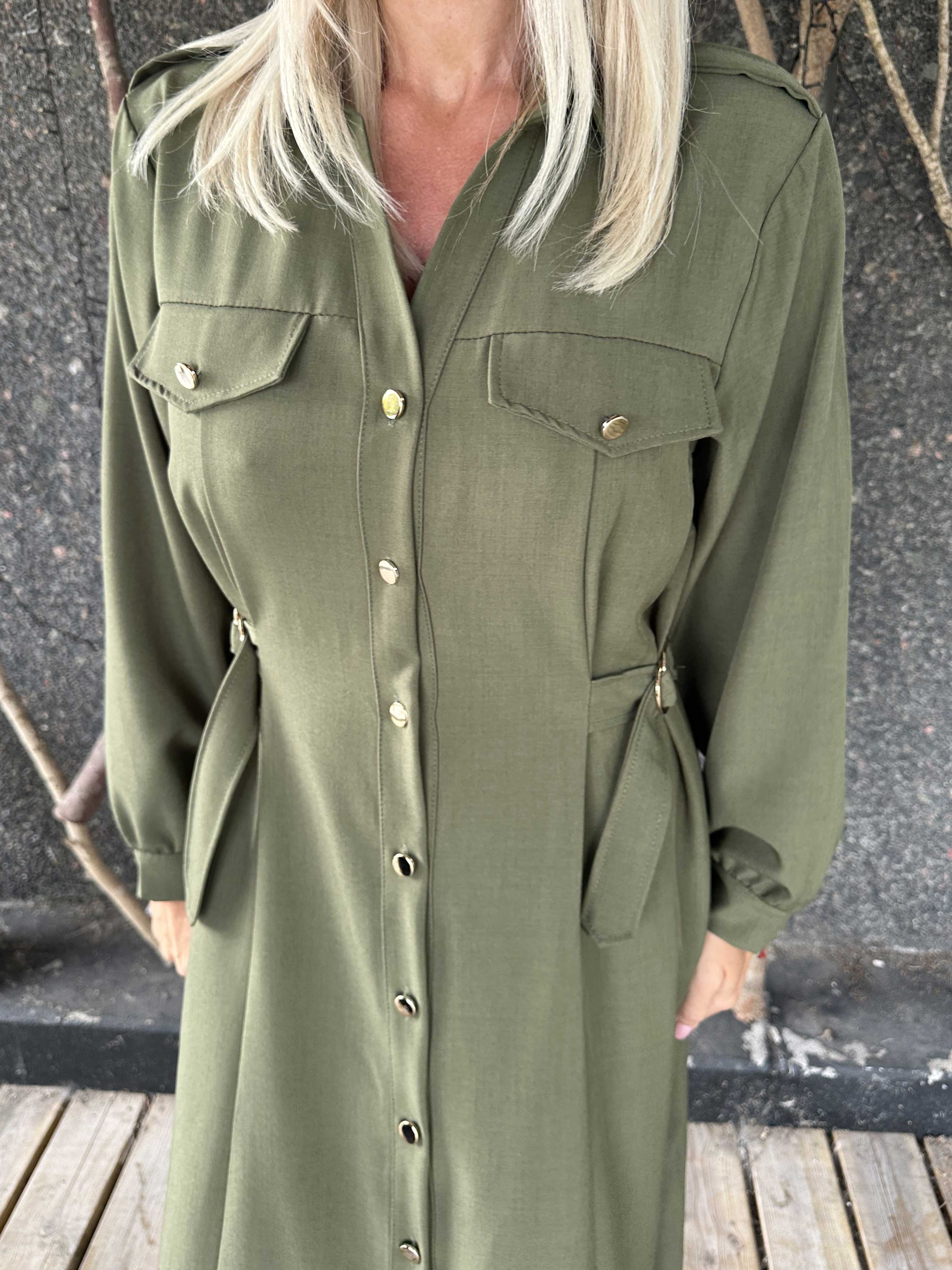 Ellida - Lang skjortekjole med guld knapper