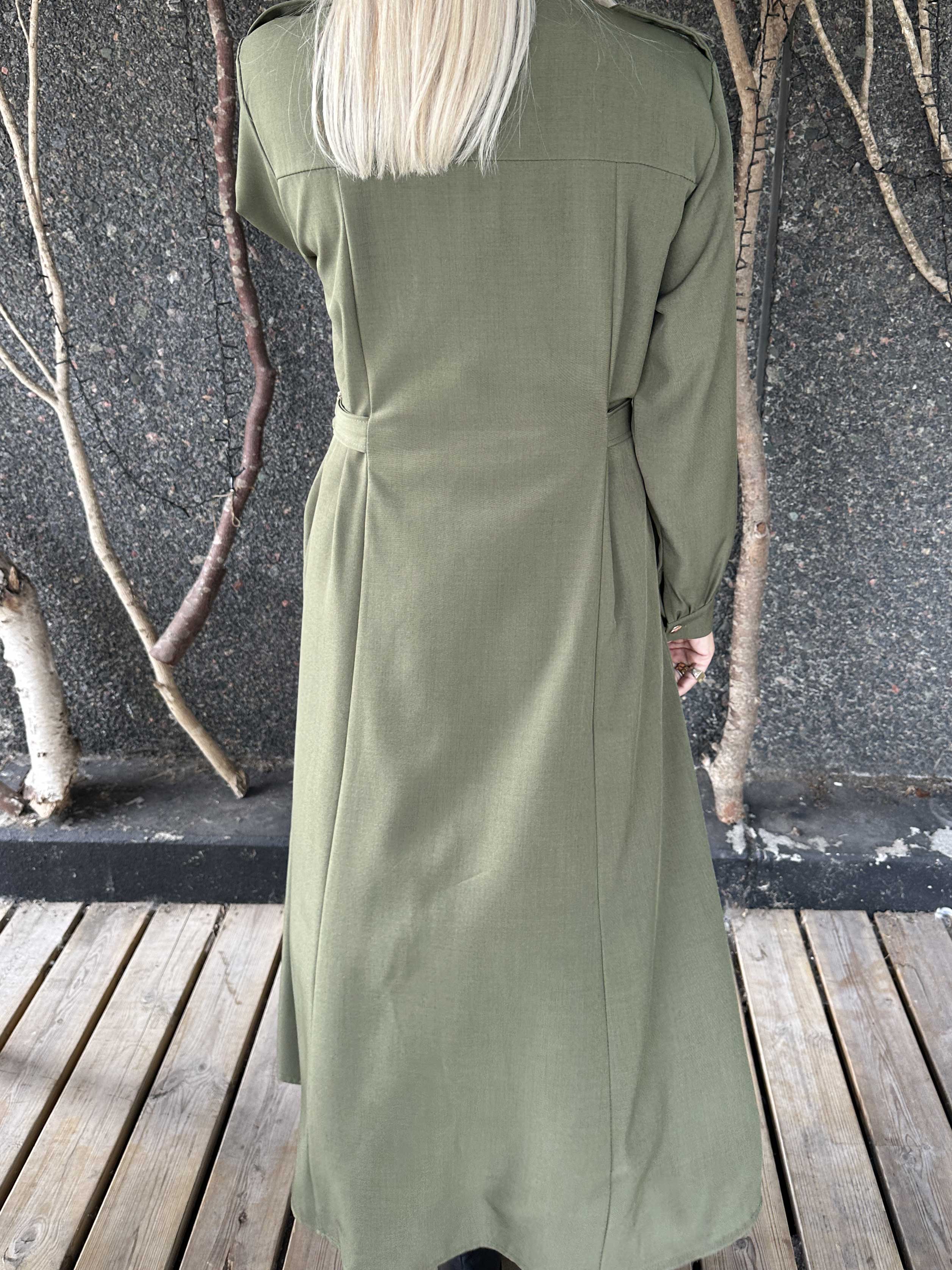 Ellida - Lang skjortekjole med guld knapper