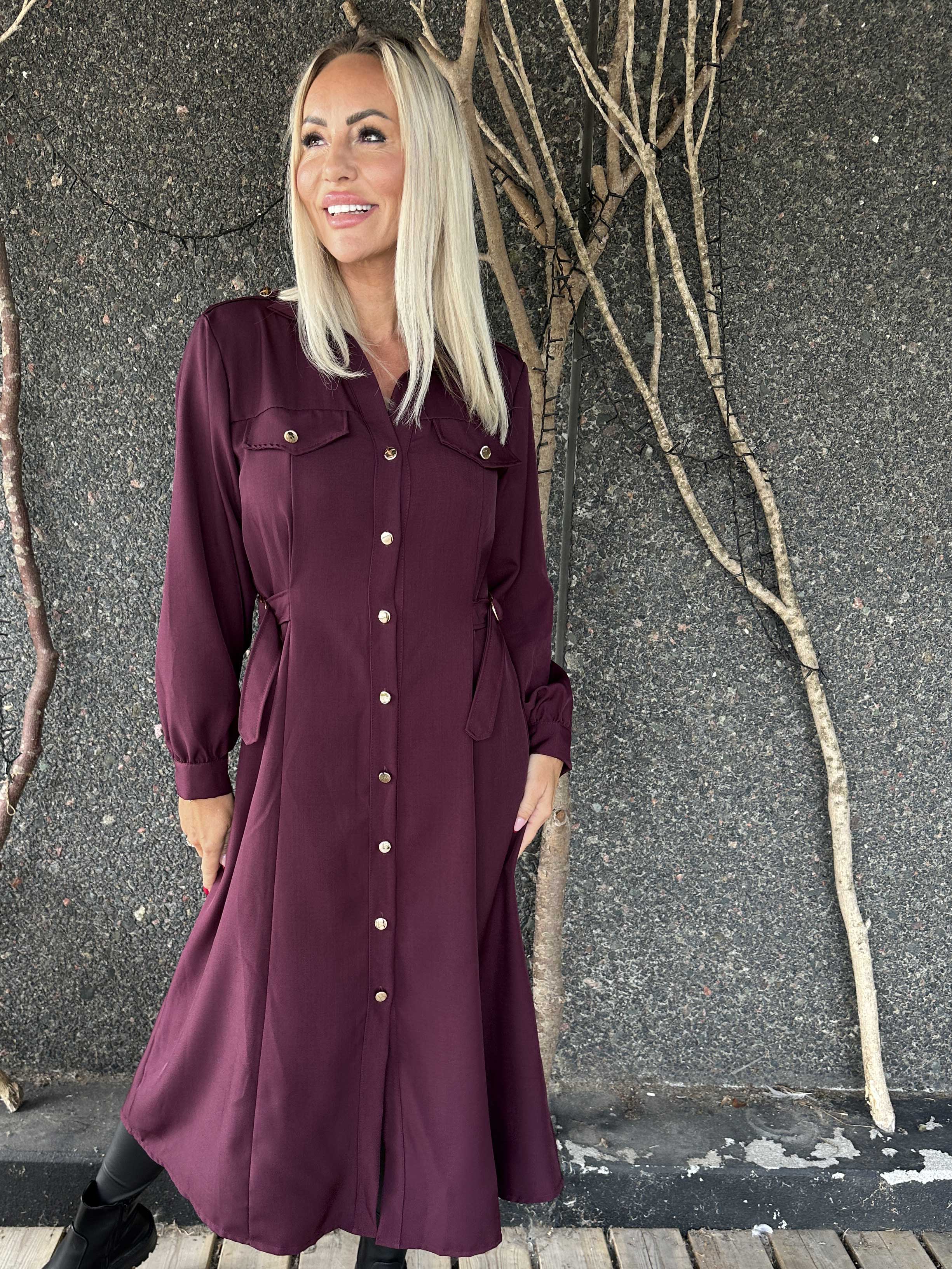 Ellida - Lang skjortekjole med guld knapper