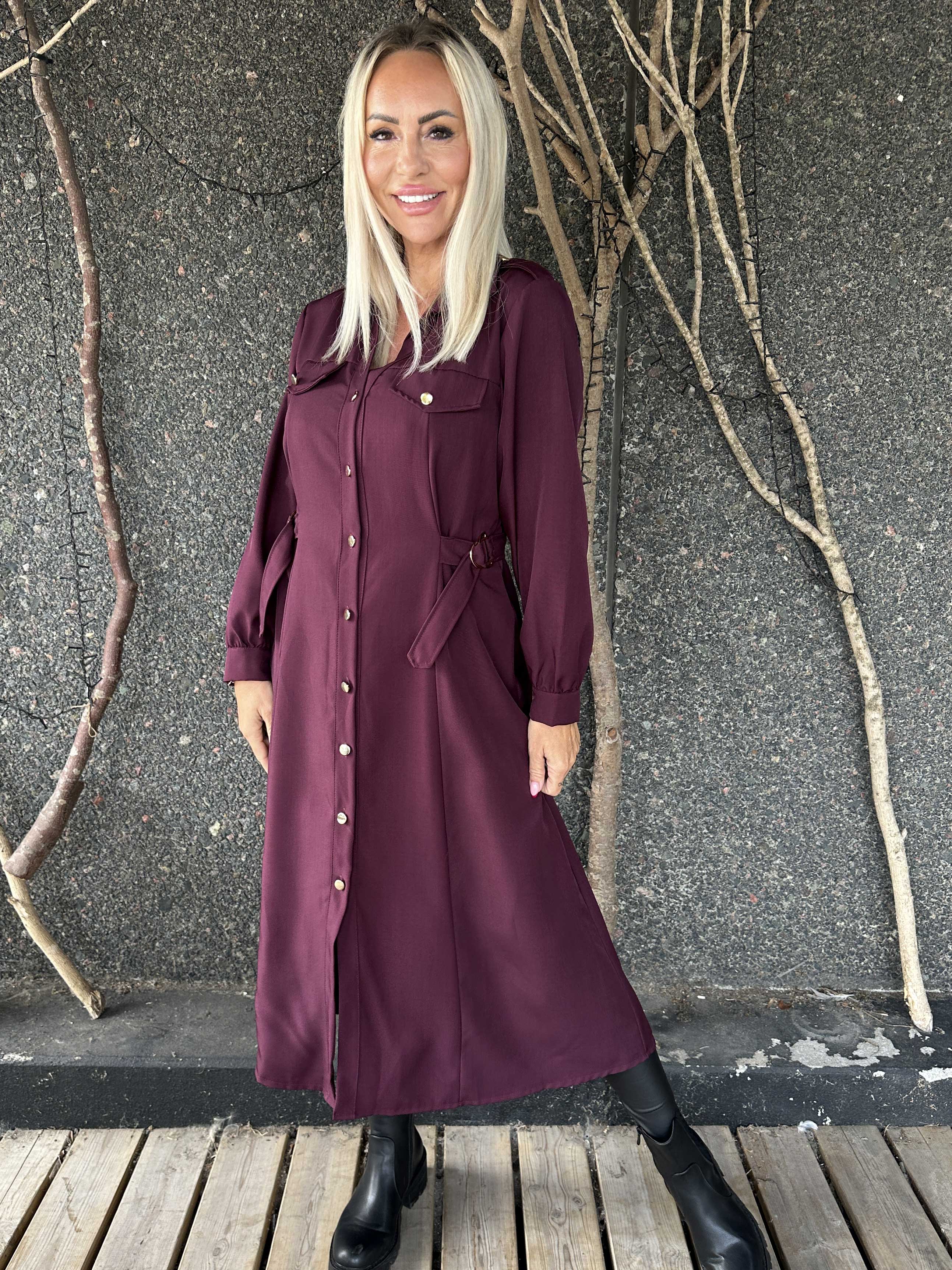 Ellida - Lang skjortekjole med guld knapper