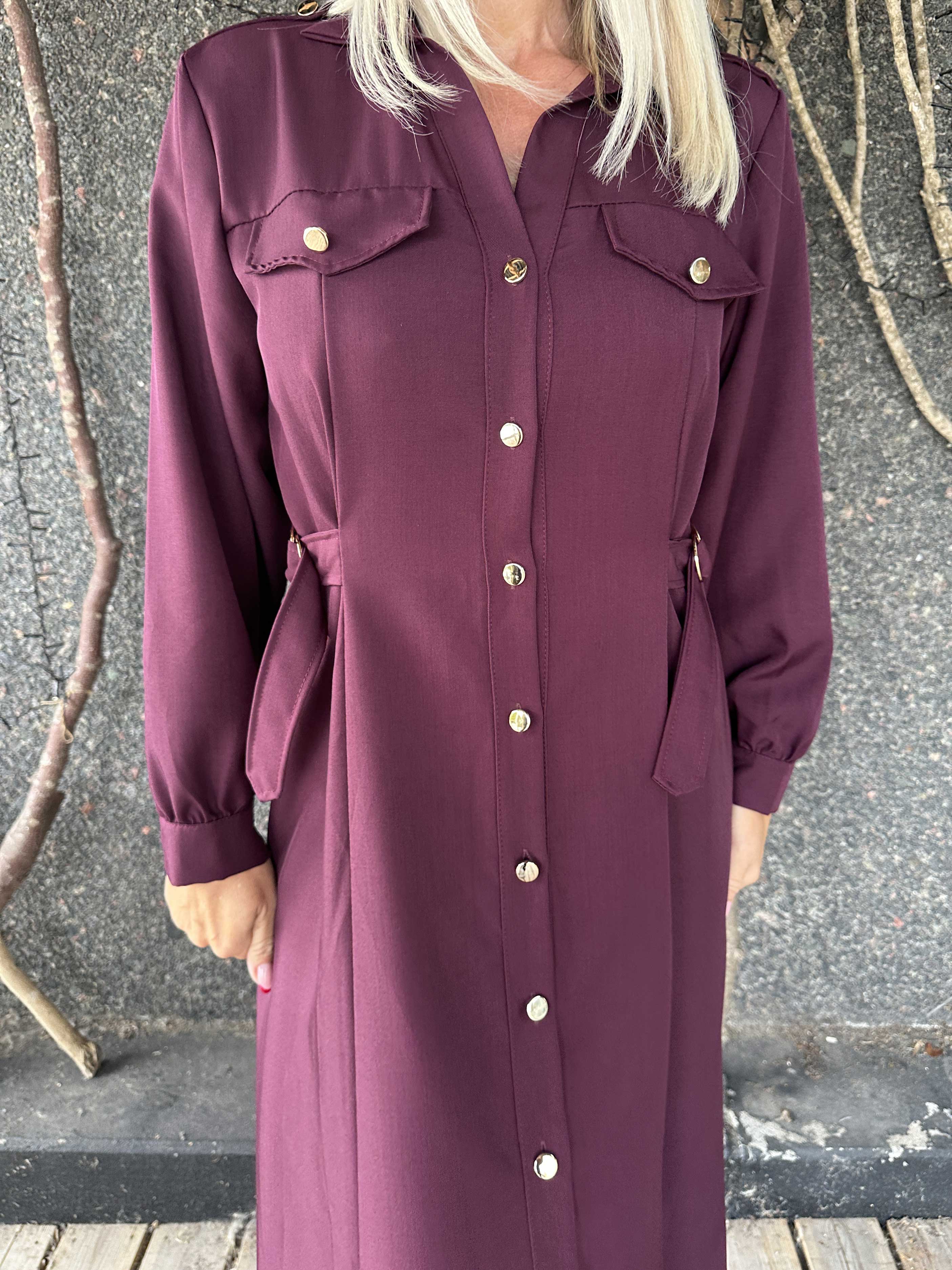 Ellida - Lang skjortekjole med guld knapper