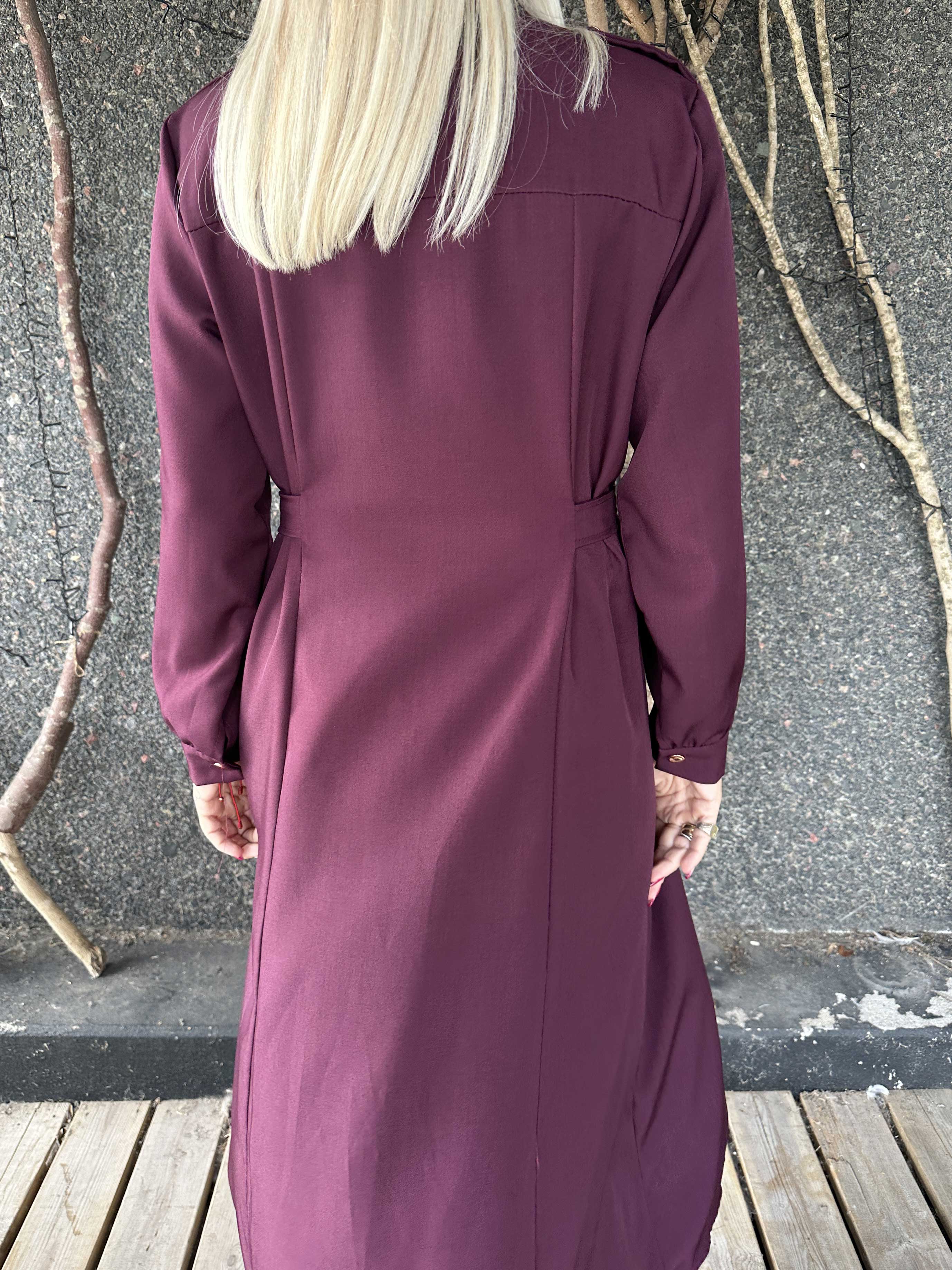 Ellida - Lang skjortekjole med guld knapper