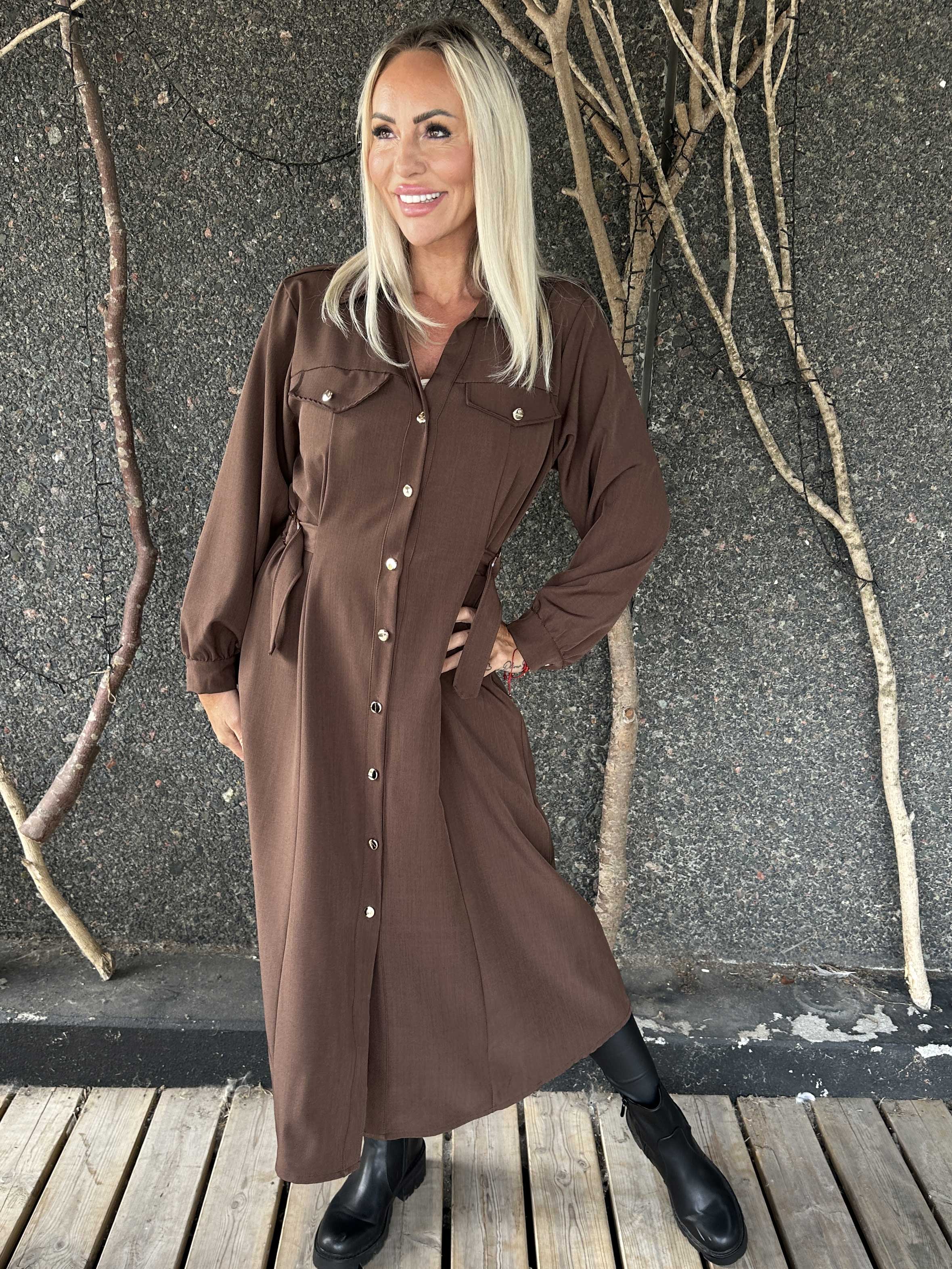 Ellida - Lang skjortekjole med guld knapper