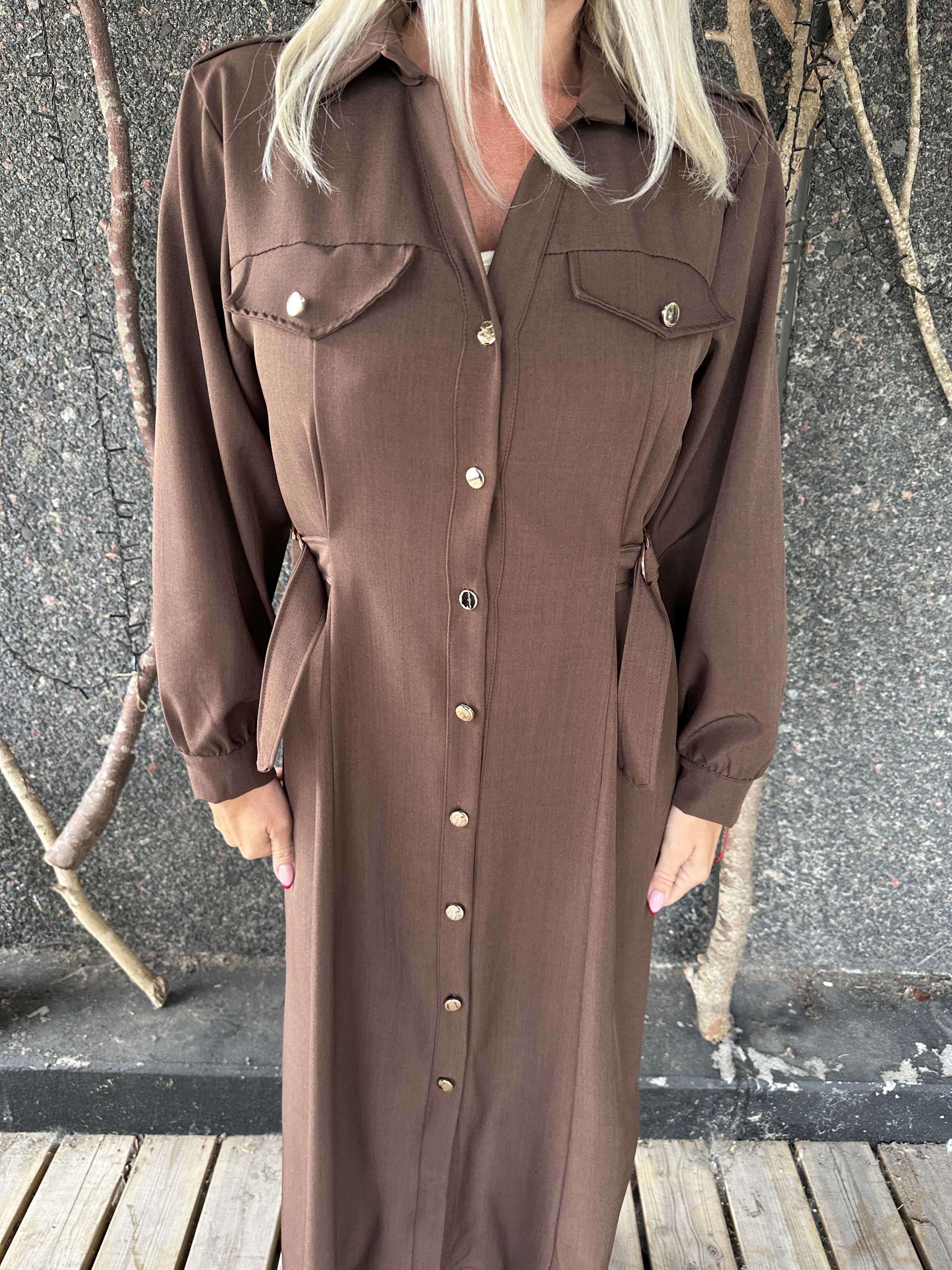 Ellida - Lang skjortekjole med guld knapper