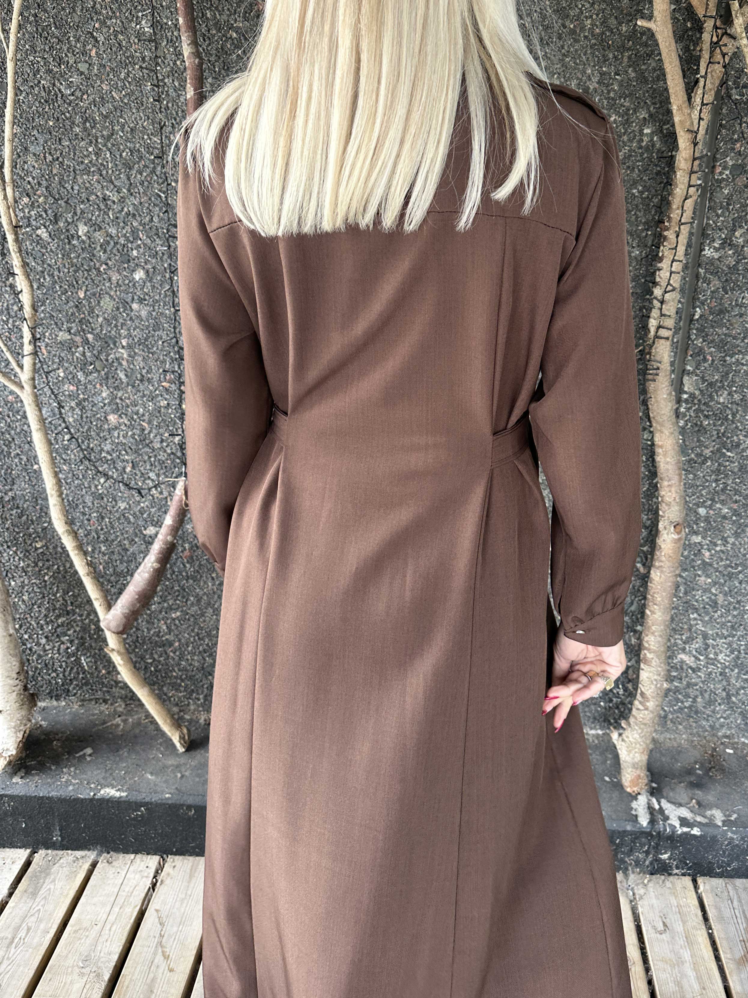 Ellida - Lang skjortekjole med guld knapper