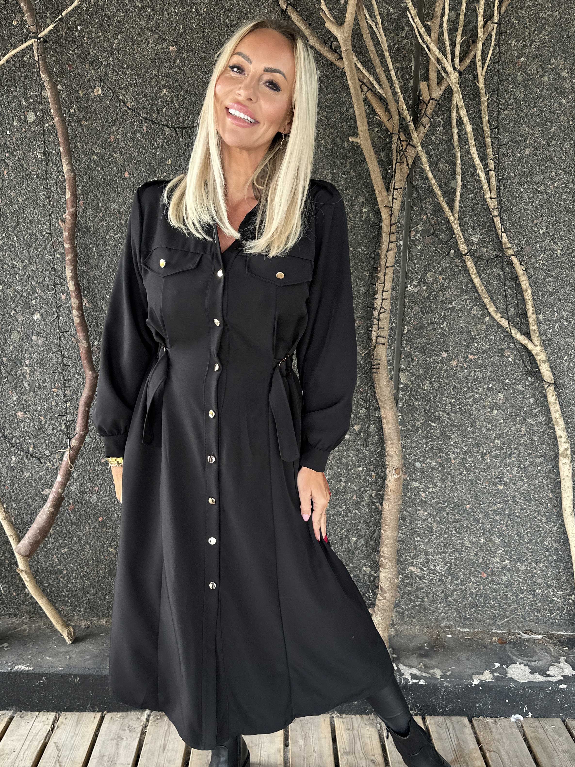 Ellida - Lang skjortekjole med guld knapper