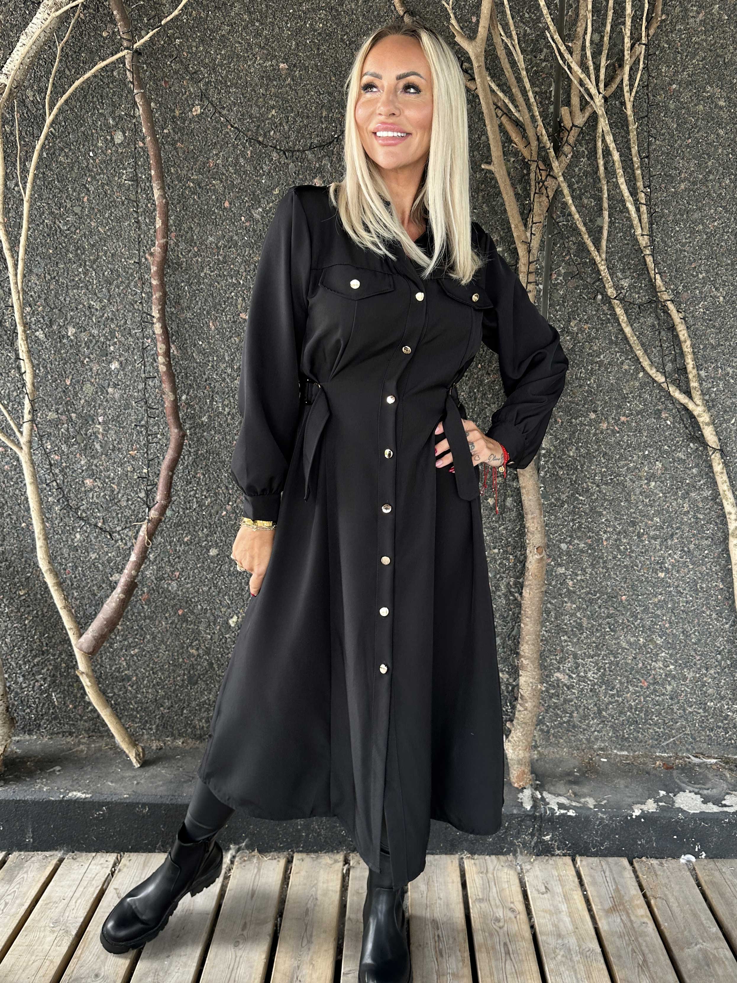 Ellida - Lang skjortekjole med guld knapper