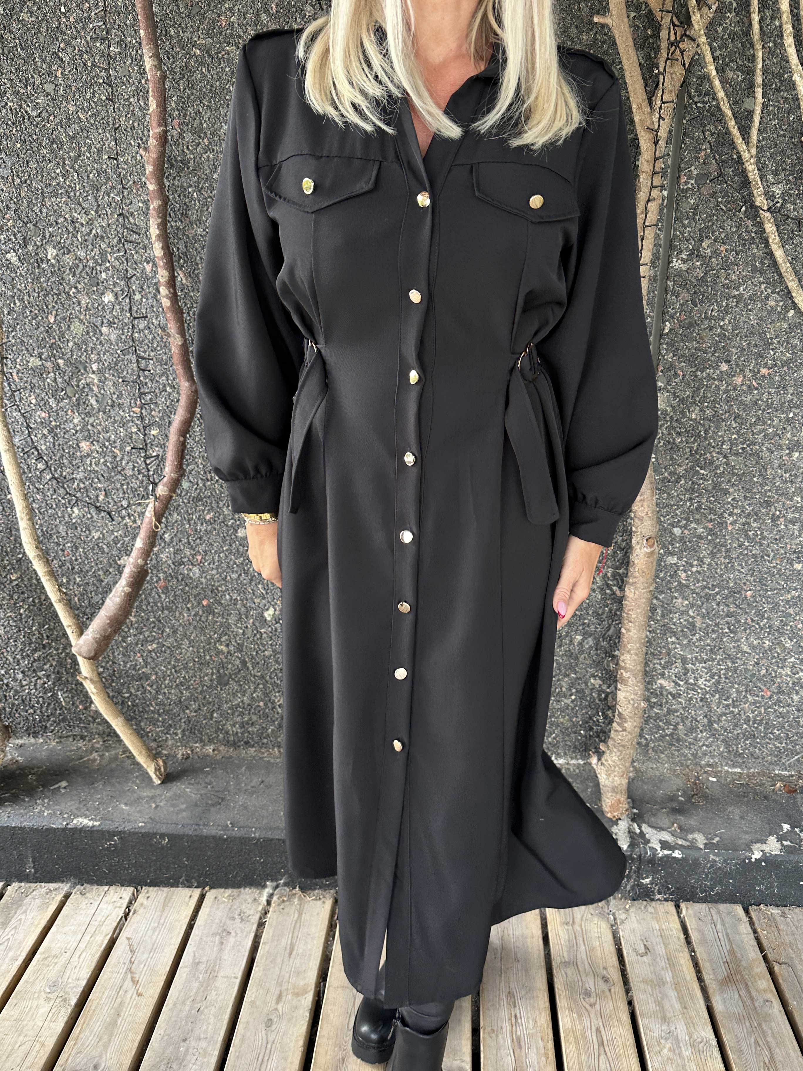 Ellida - Lang skjortekjole med guld knapper