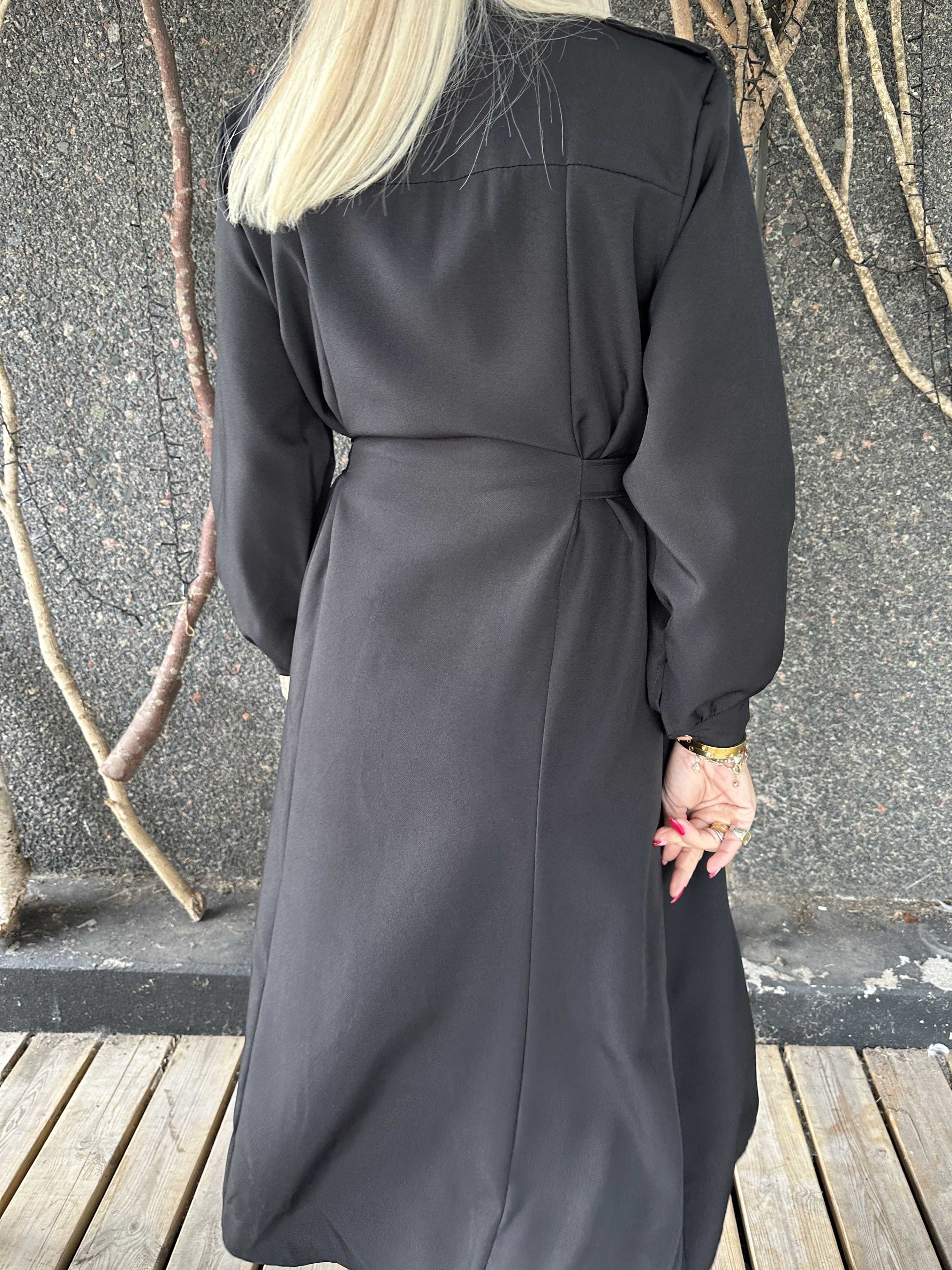 Ellida - Lang skjortekjole med guld knapper