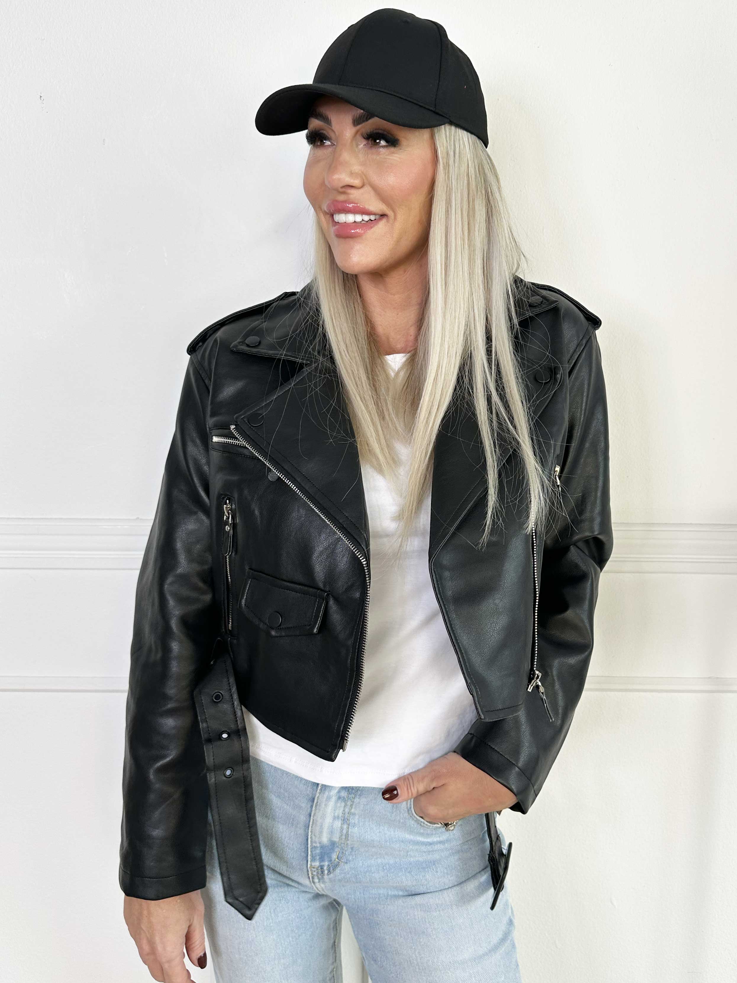 Ellis - Læderlook jakke med bælte og lynlås