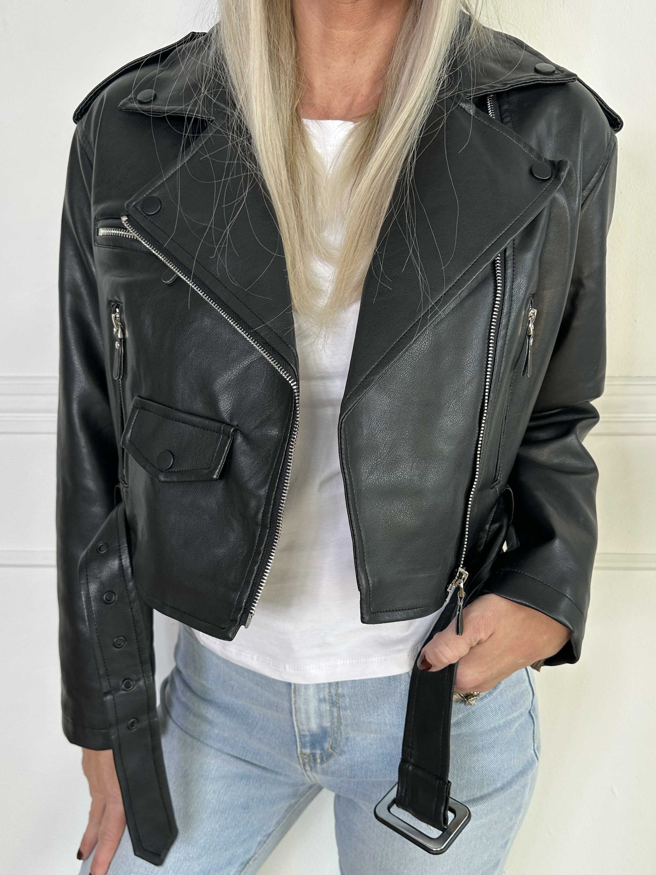 Ellis - Læderlook jakke med bælte og lynlås