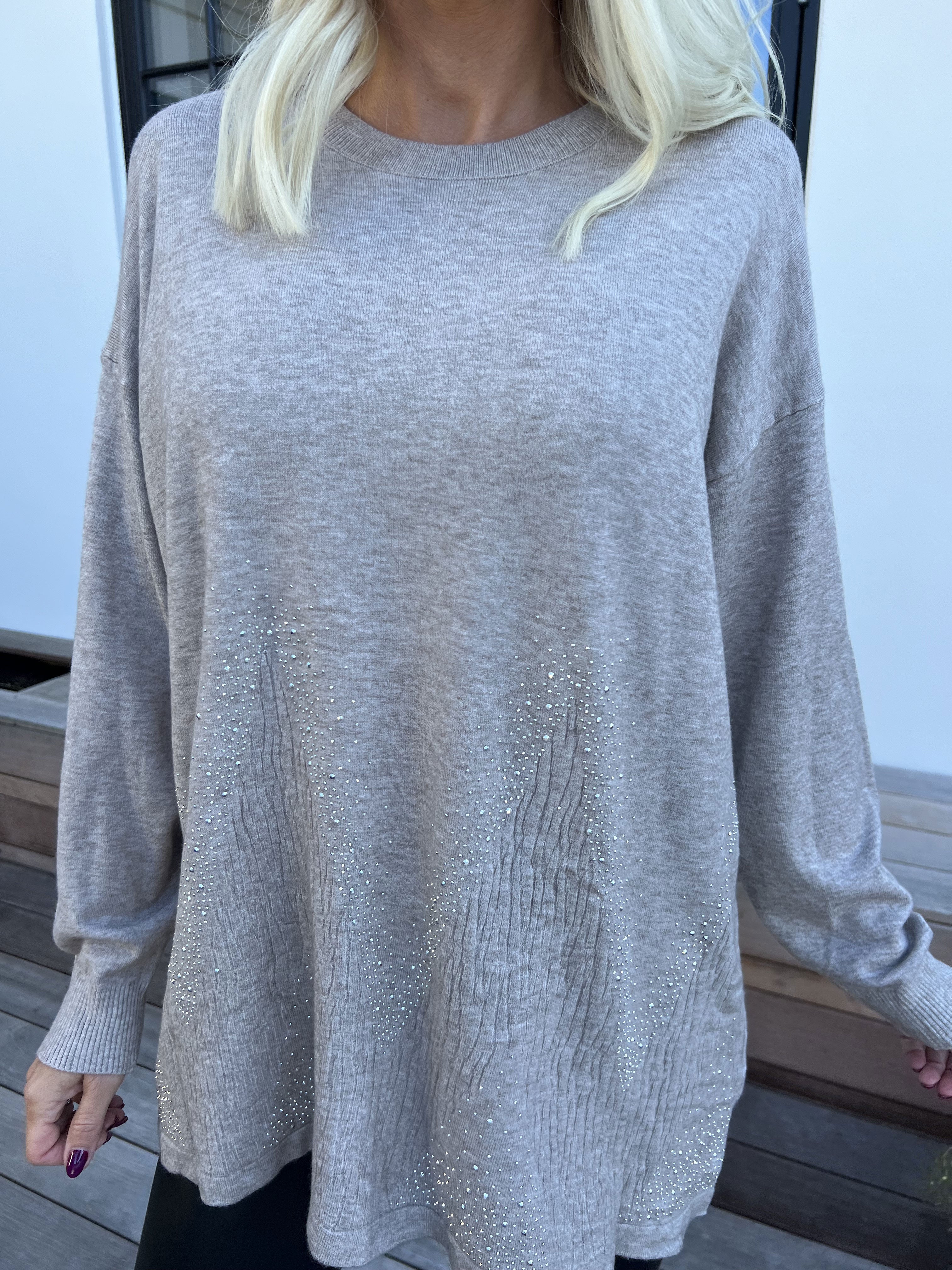 Ellrun - Blød strikbluse med zigzag af similisten i bunden