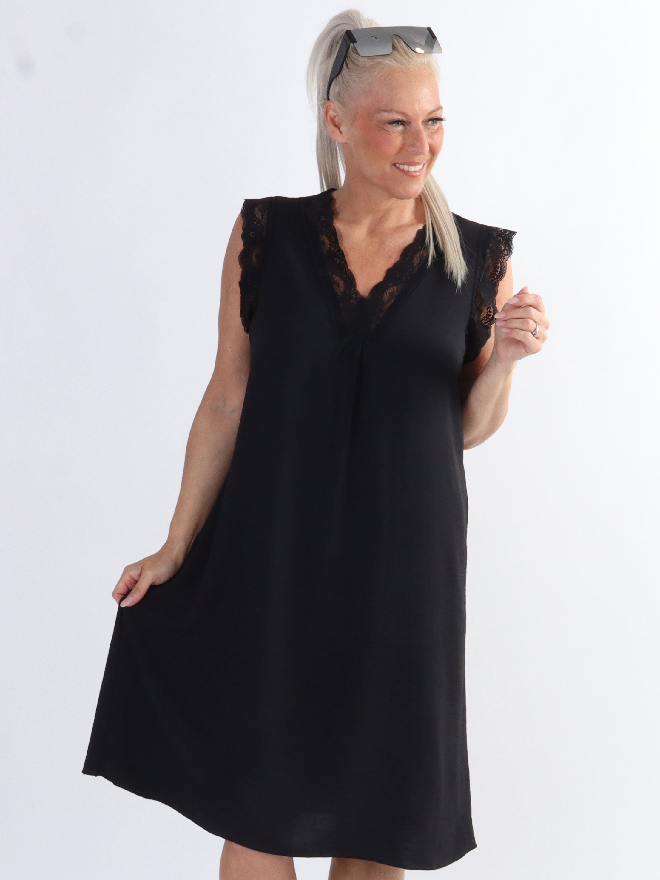 Elly - Sød plus size sommerkjole med søde blonder