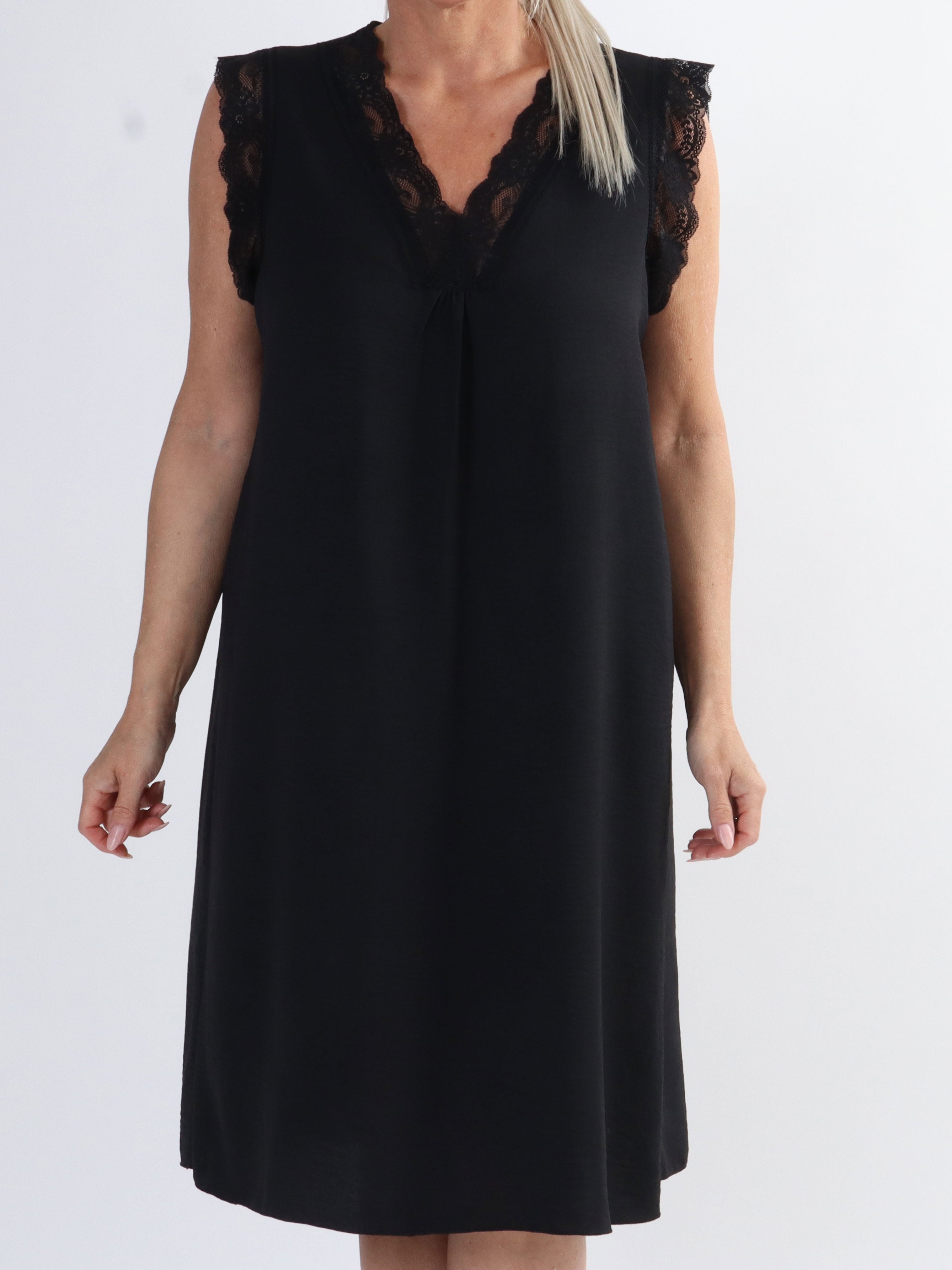 Elly - Sød plus size sommerkjole med søde blonder