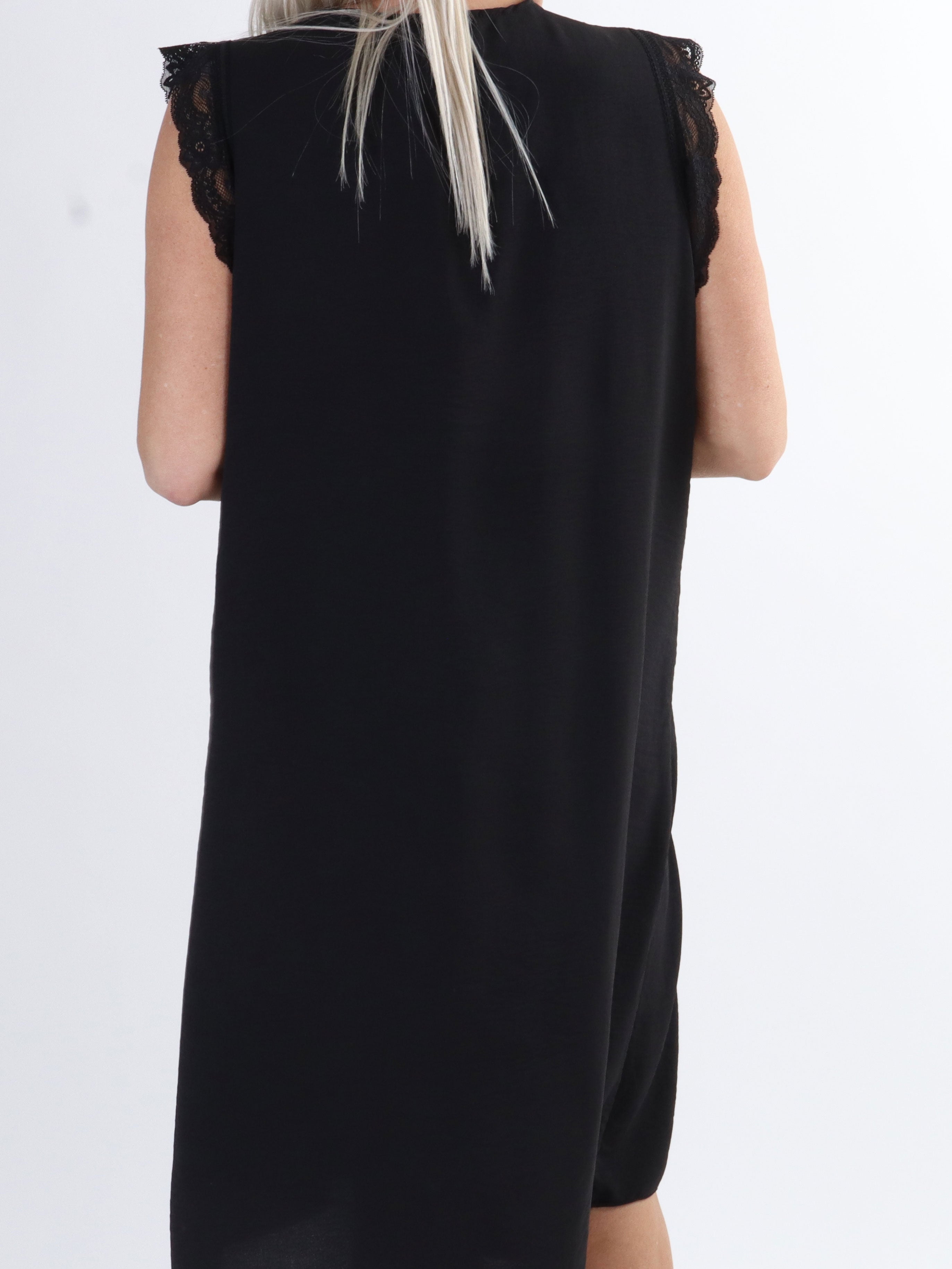 Elly - Sød plus size sommerkjole med søde blonder