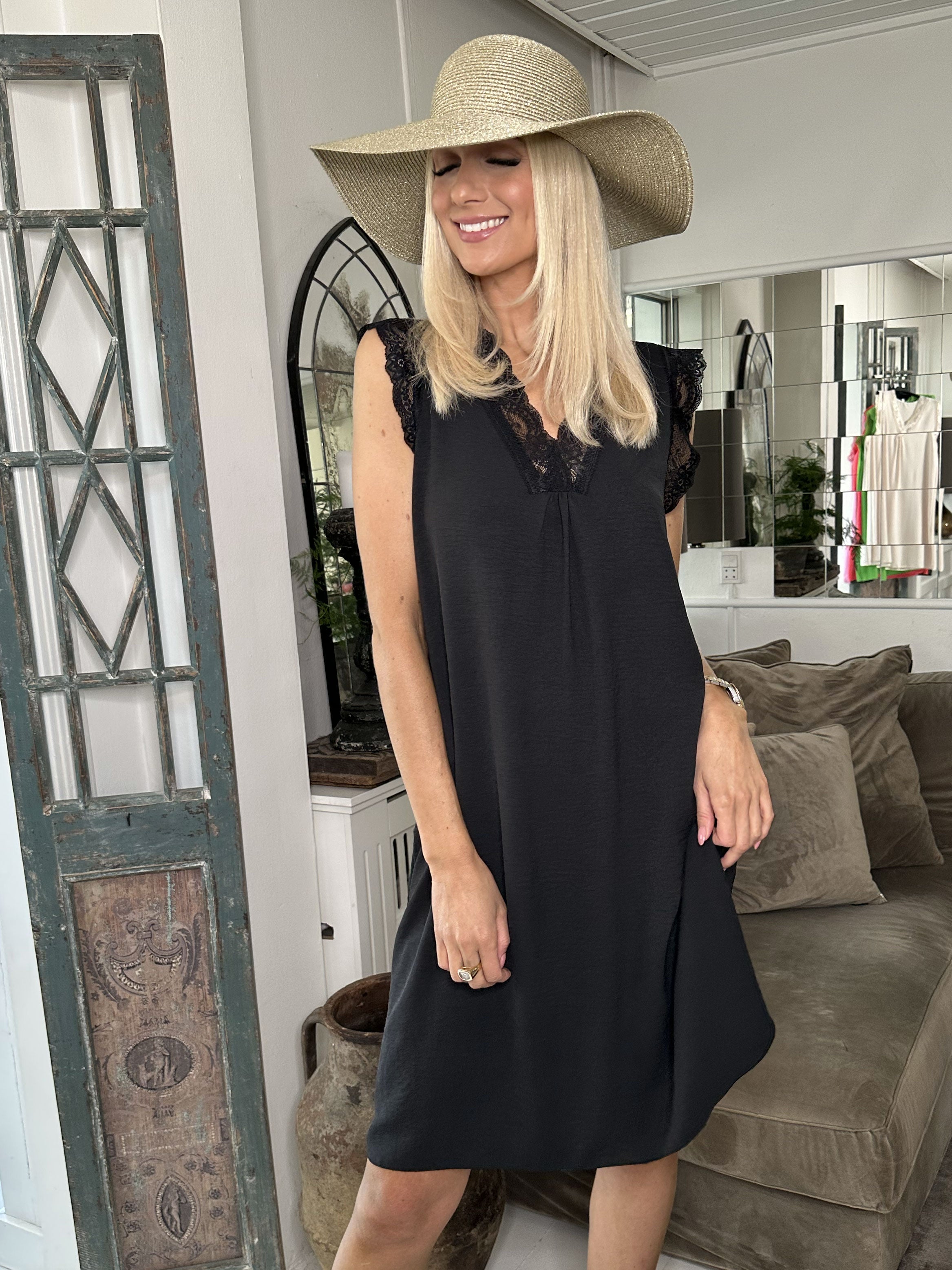 Elly - Sød sommerkjole med blonder