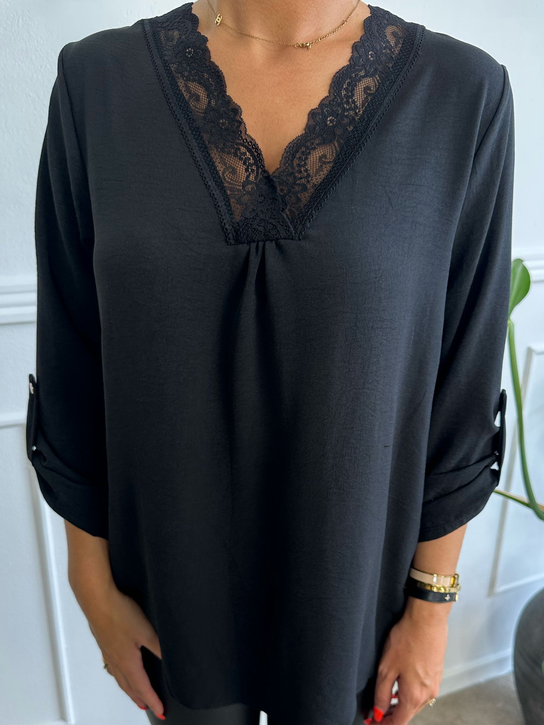 Elly Shirt - Simpel bluse med blondekant