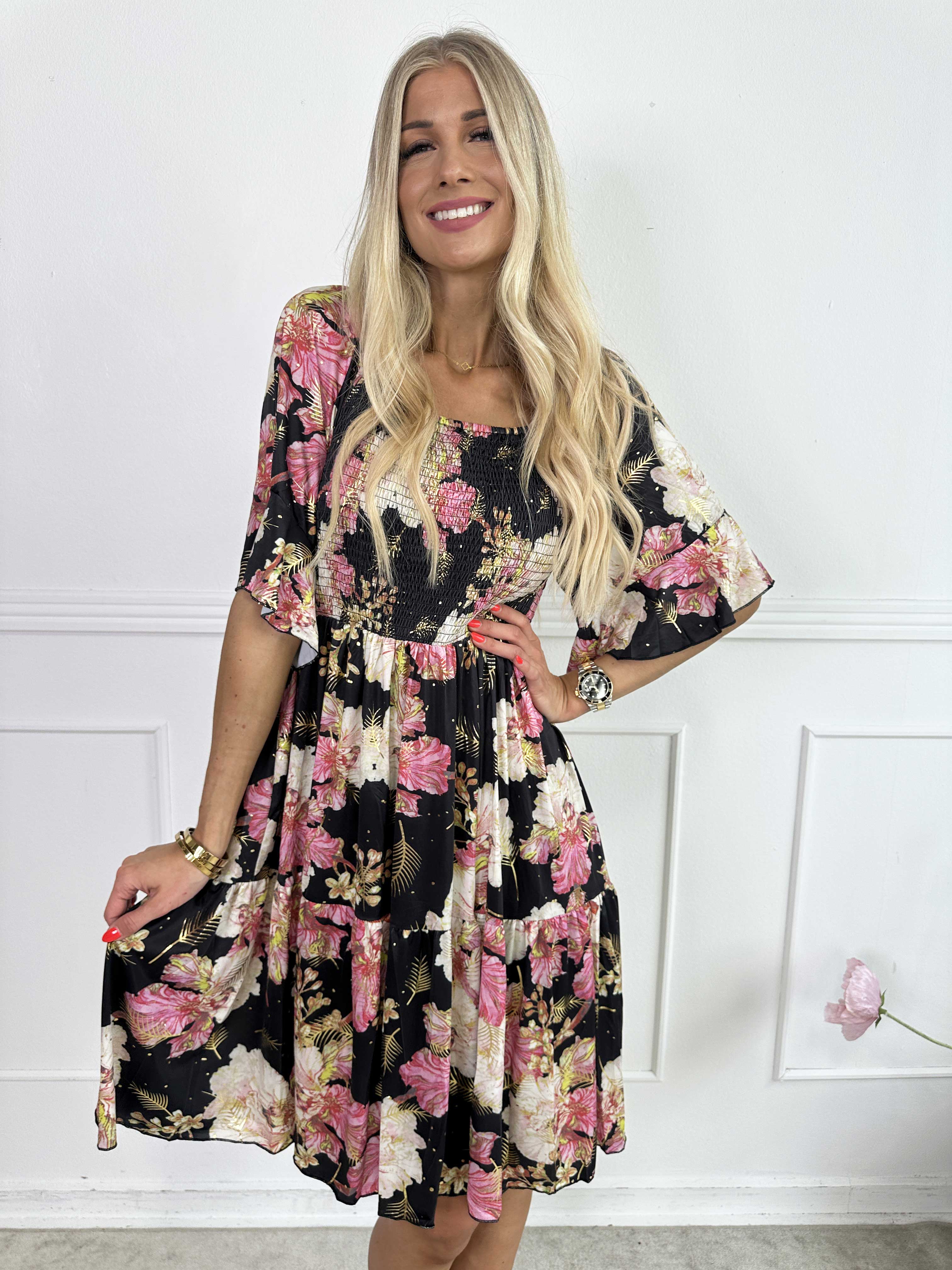 Elna Beautiful Short - Blomstret elastisk kjole med smock over brystet