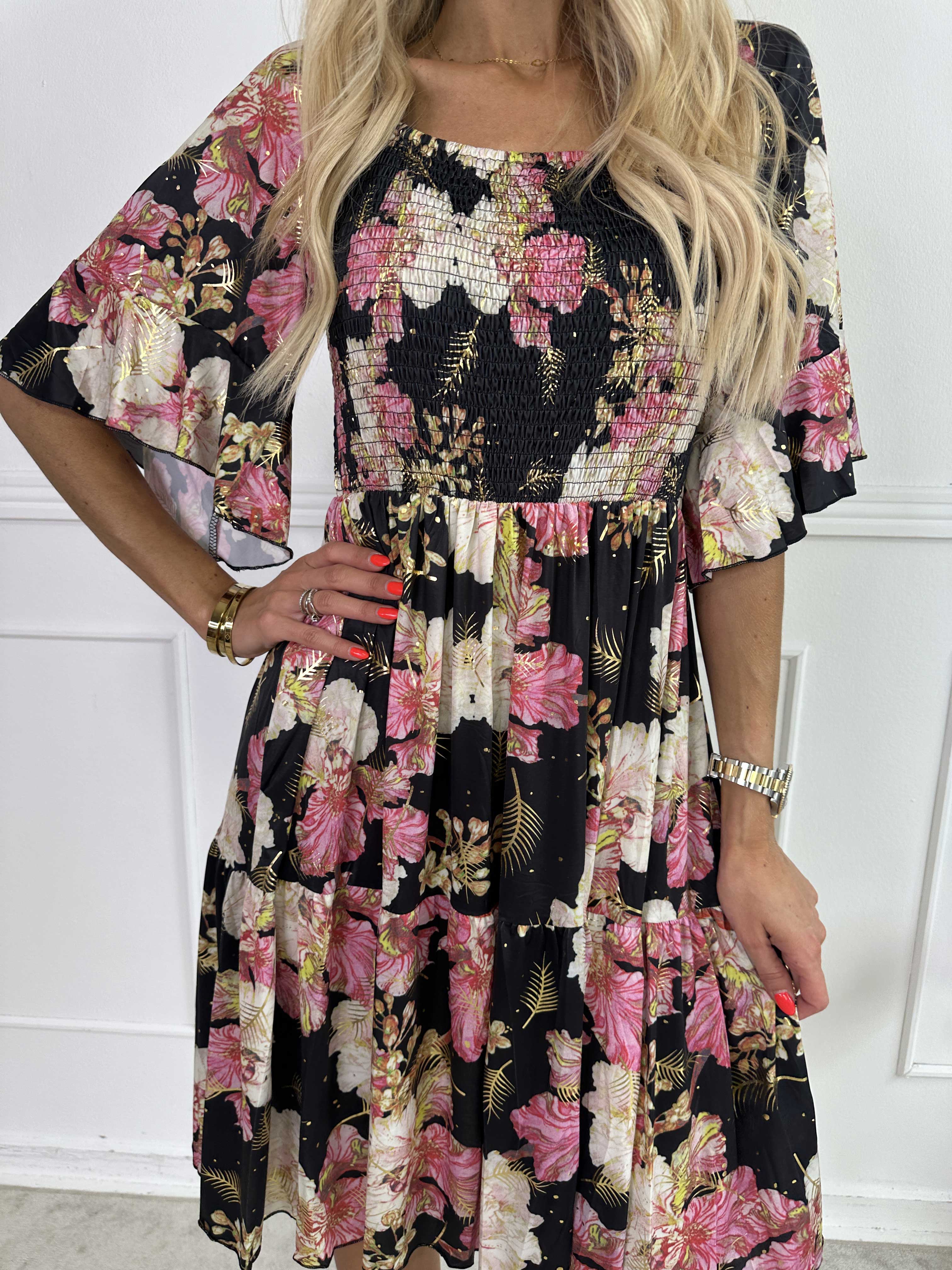 Elna Beautiful Short - Blomstret elastisk kjole med smock over brystet