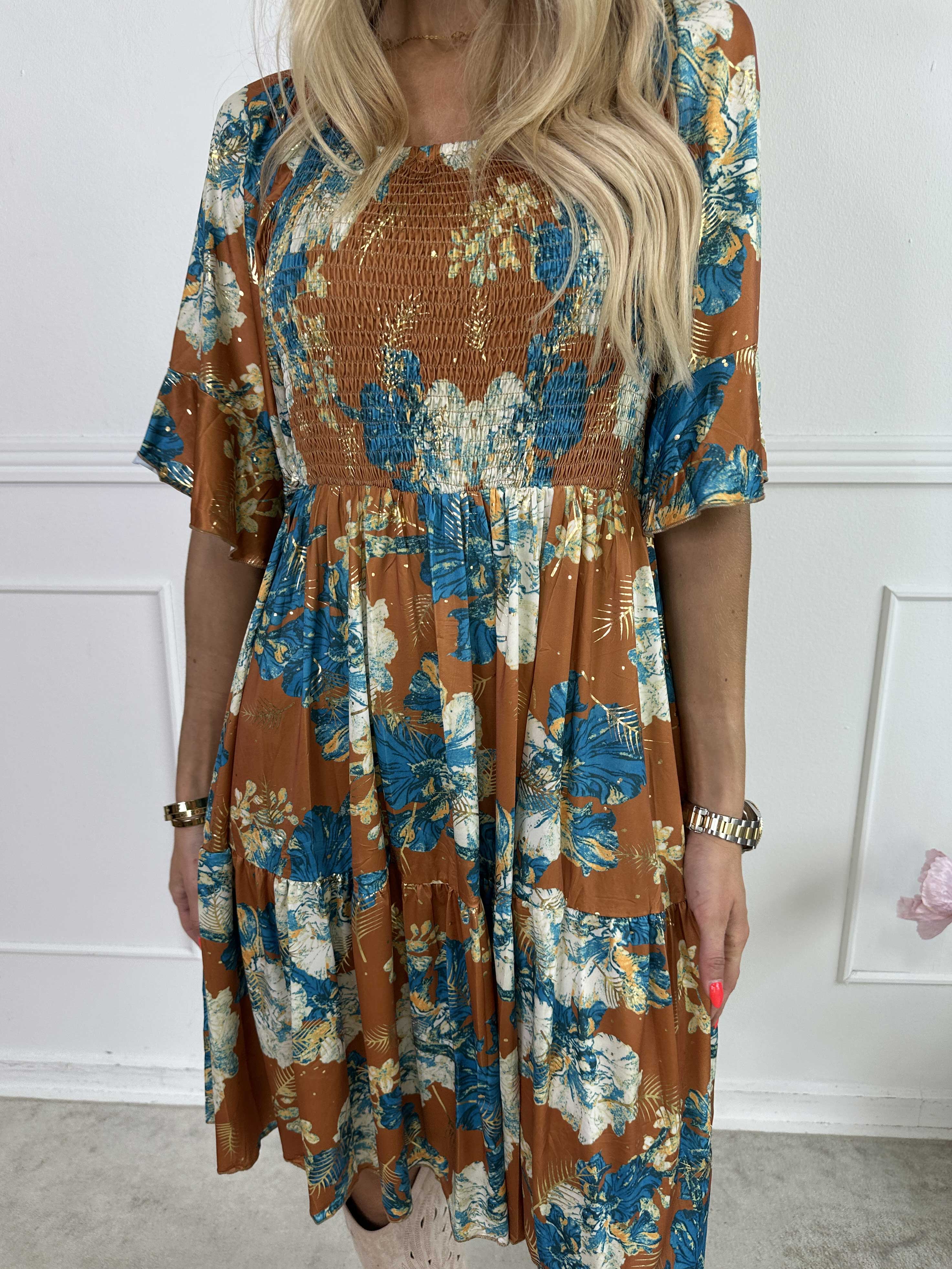 Elna Beautiful Short - Blomstret elastisk kjole med smock over brystet