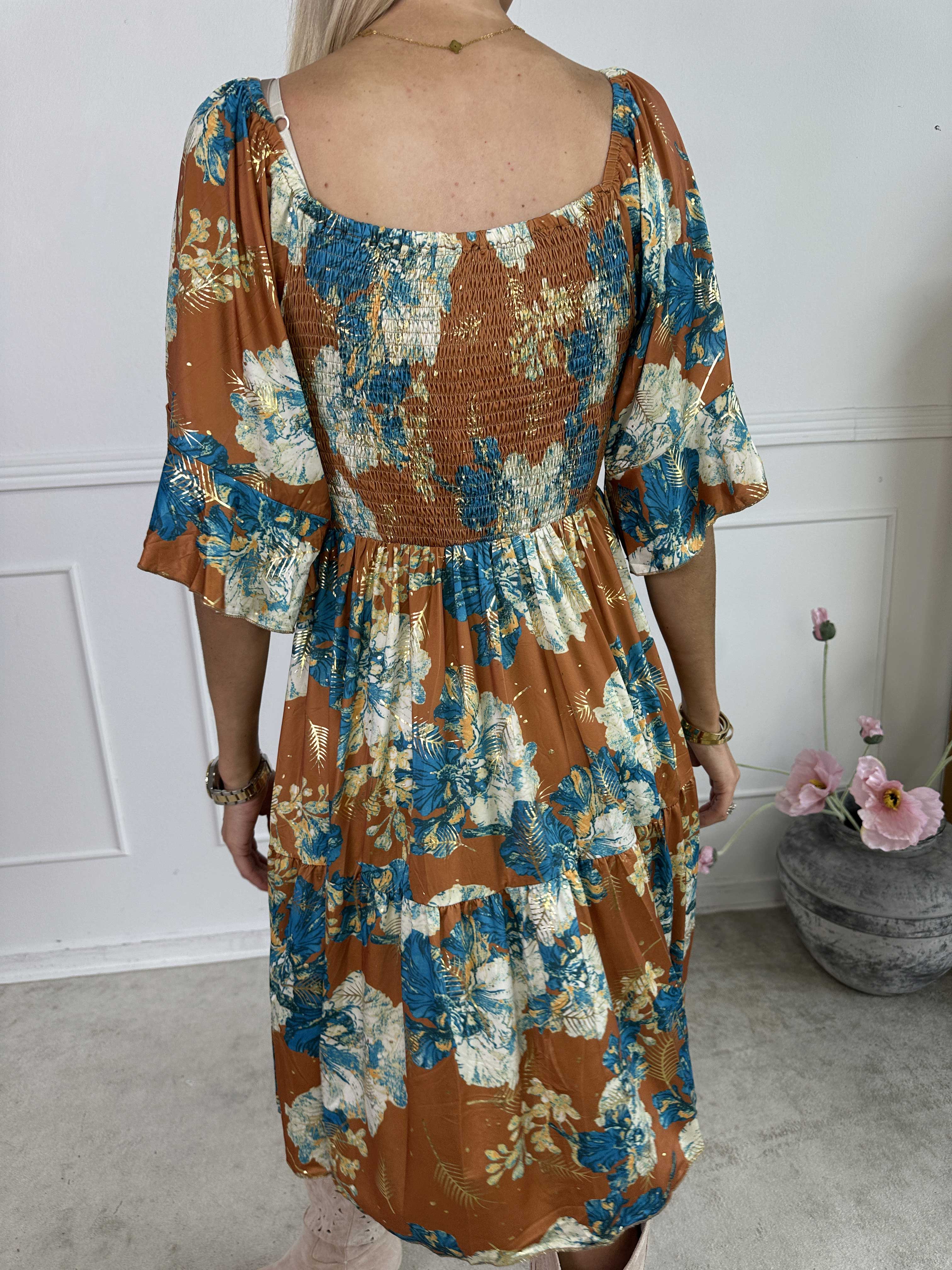 Elna Beautiful Short - Blomstret elastisk kjole med smock over brystet