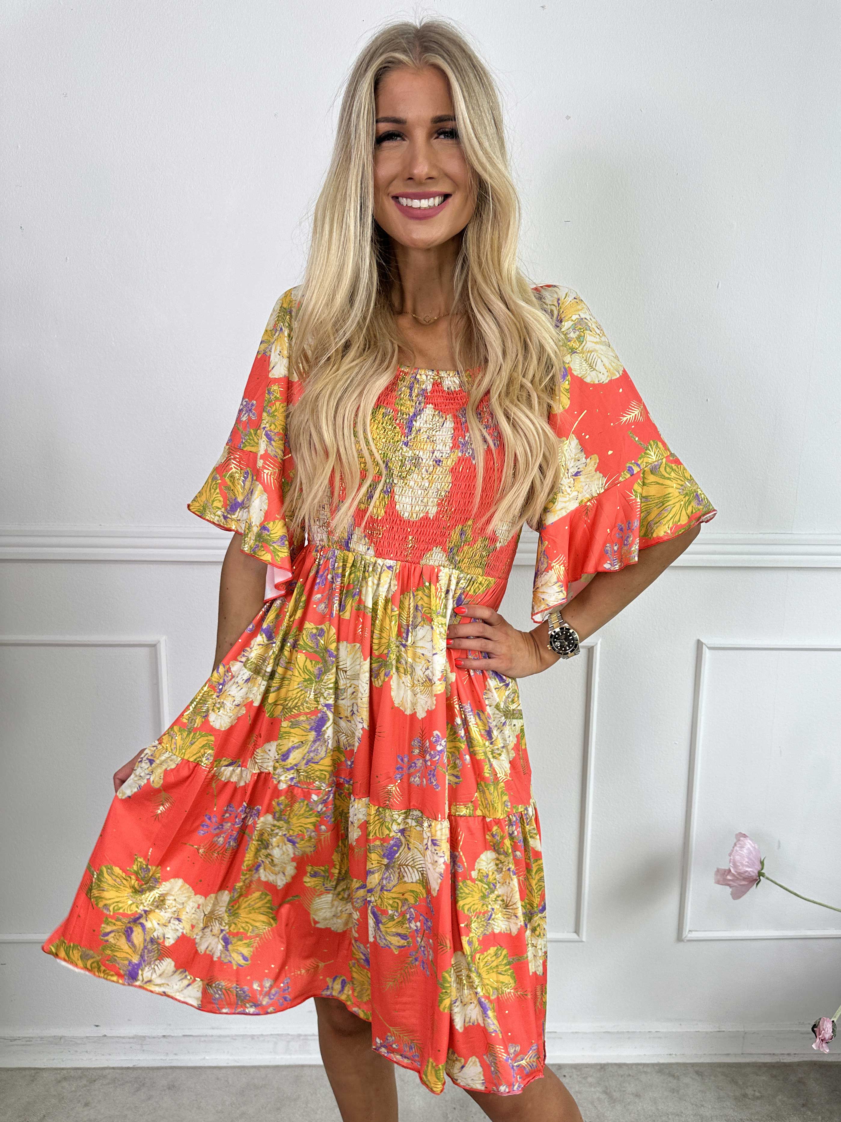 Elna Beautiful Short - Blomstret elastisk kjole med smock over brystet