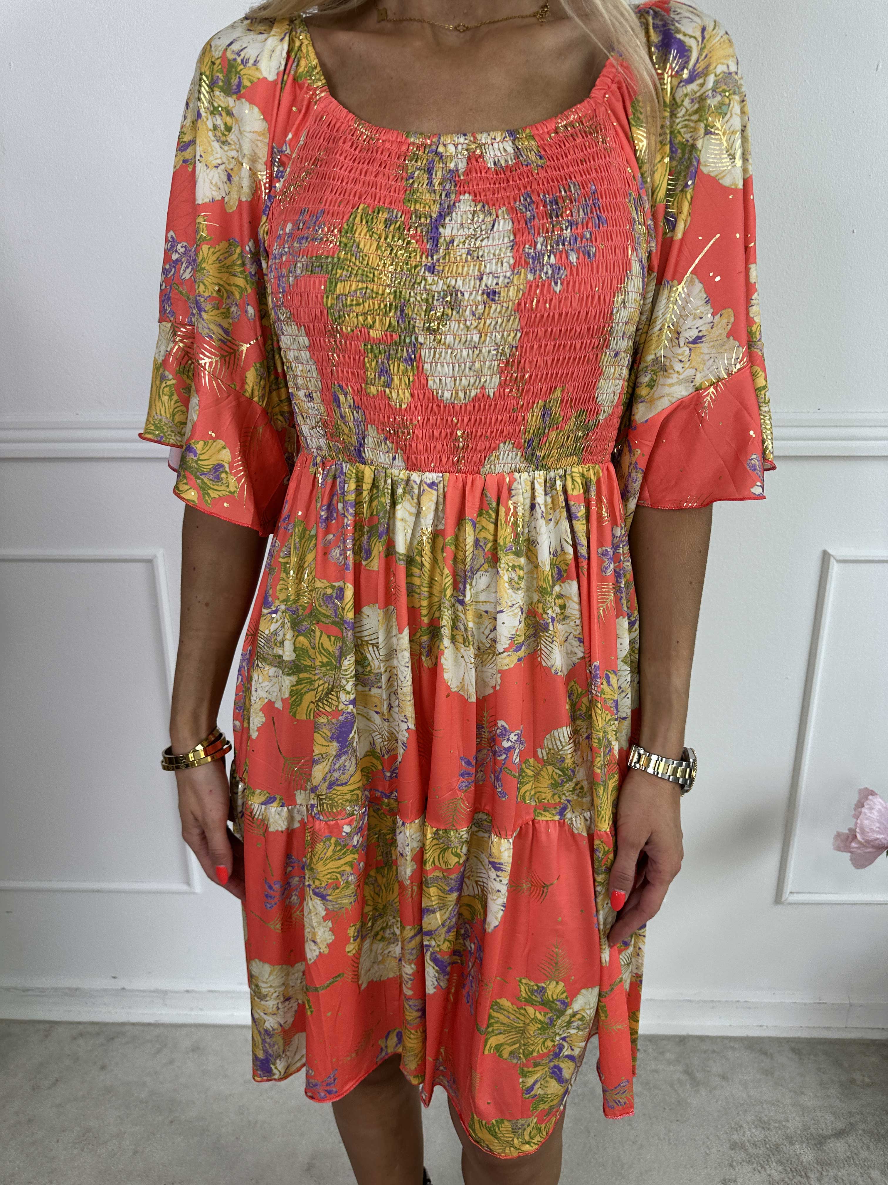 Elna Beautiful Short - Blomstret elastisk kjole med smock over brystet