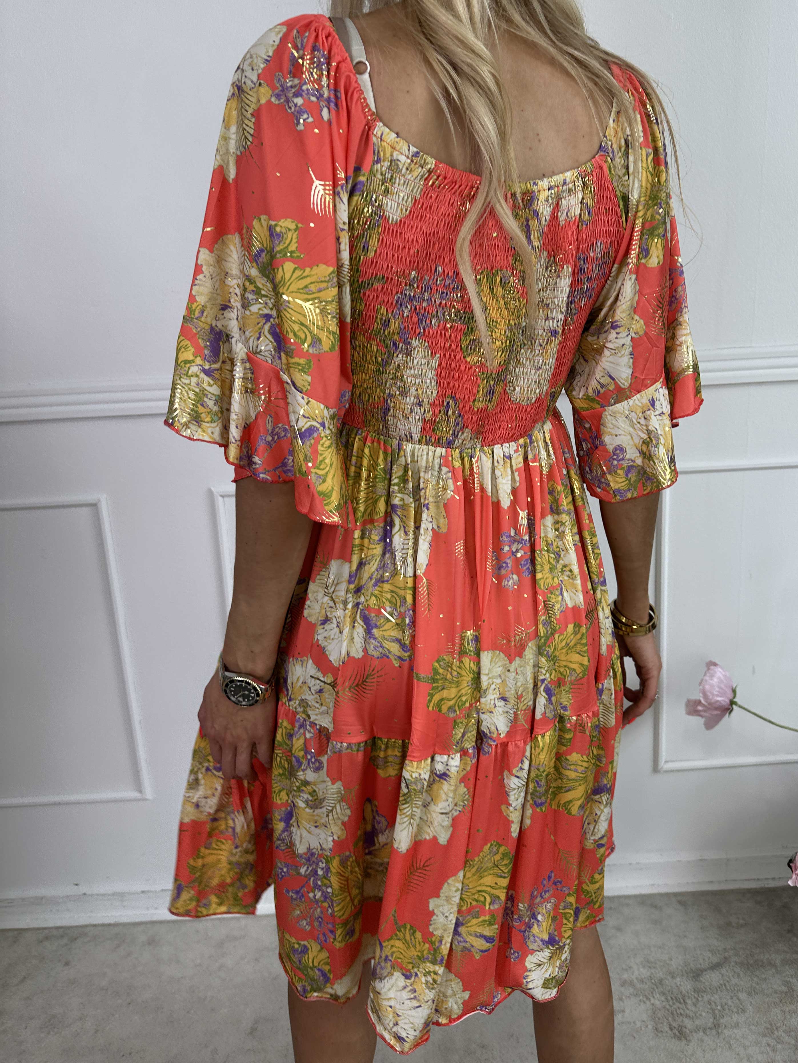 Elna Beautiful Short - Blomstret elastisk kjole med smock over brystet