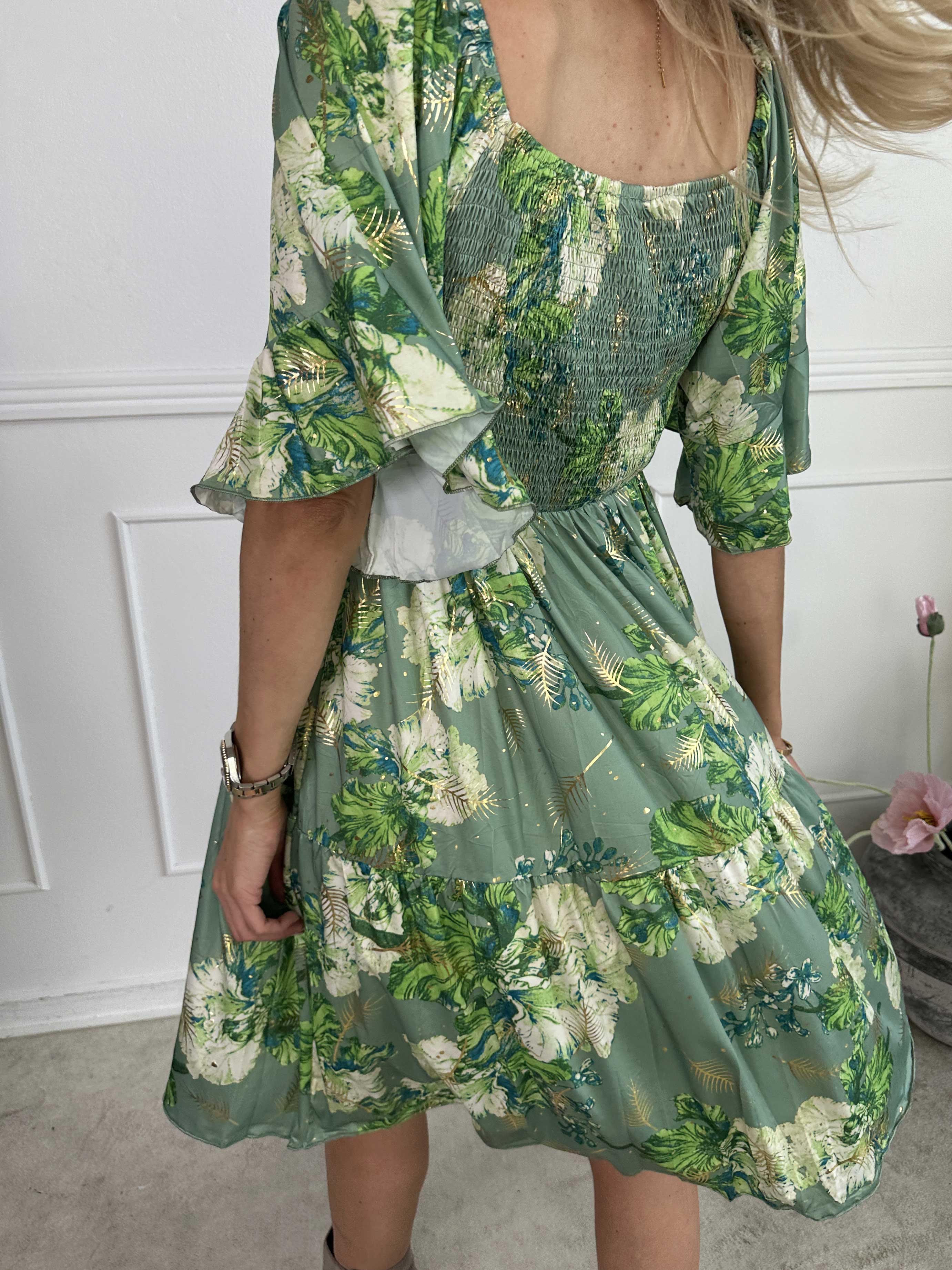 Elna Beautiful Short - Blomstret elastisk kjole med smock over brystet