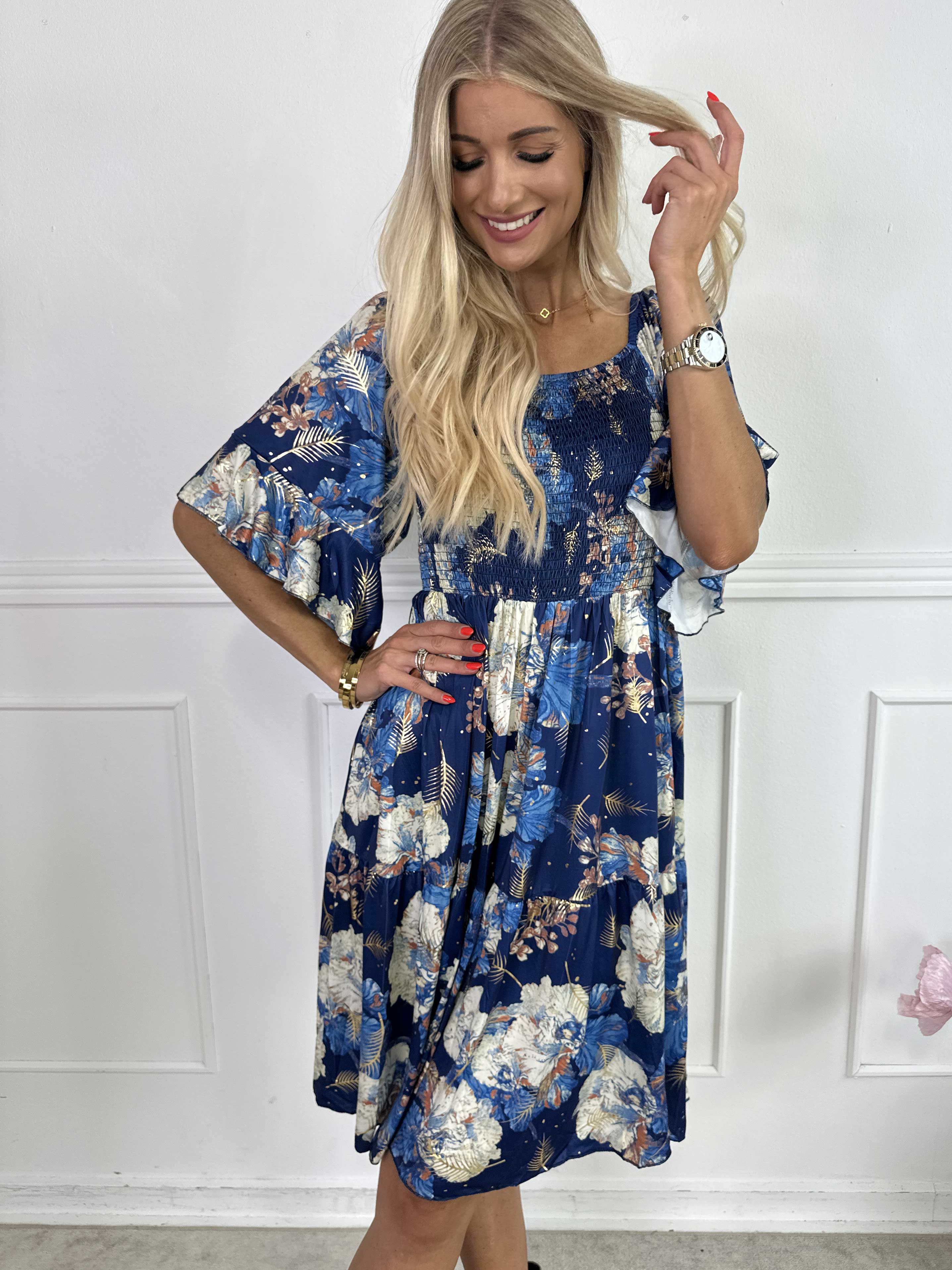 Elna Beautiful Short - Blomstret elastisk kjole med smock over brystet