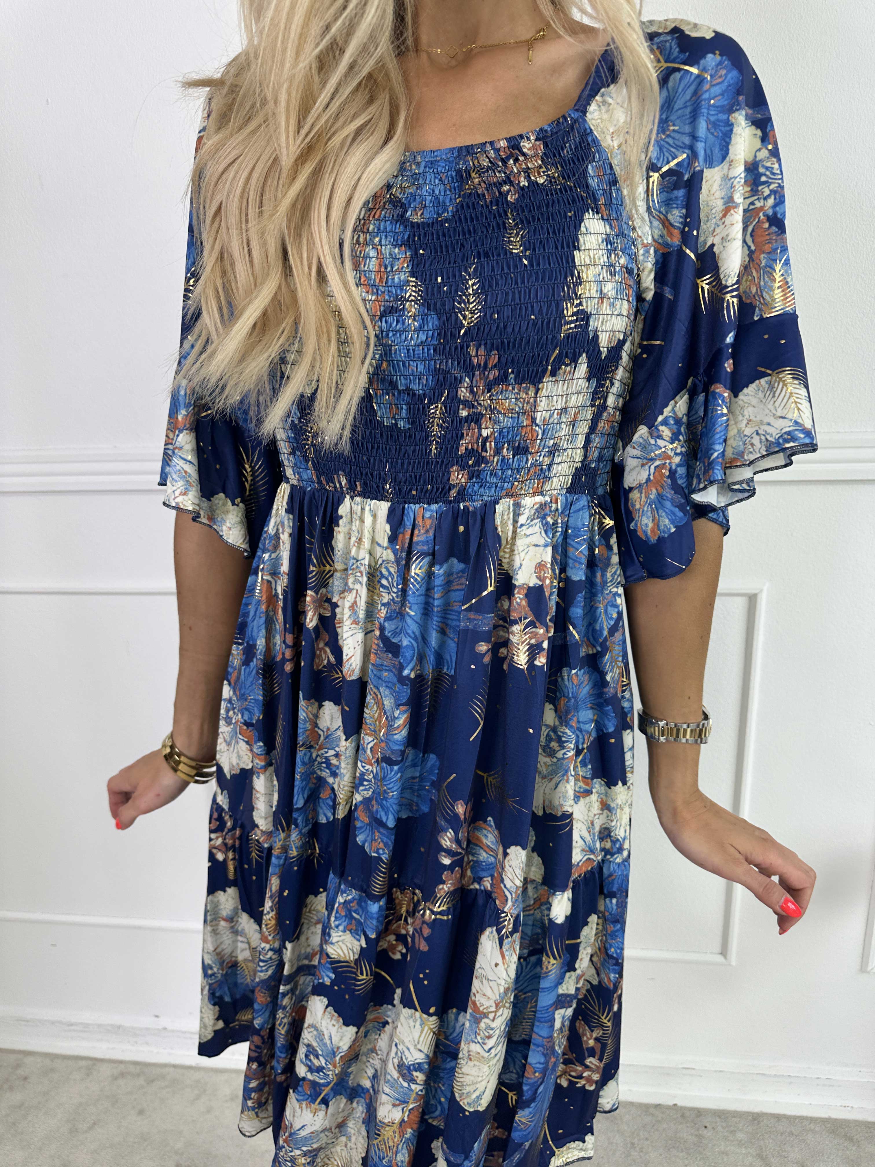 Elna Beautiful Short - Blomstret elastisk kjole med smock over brystet