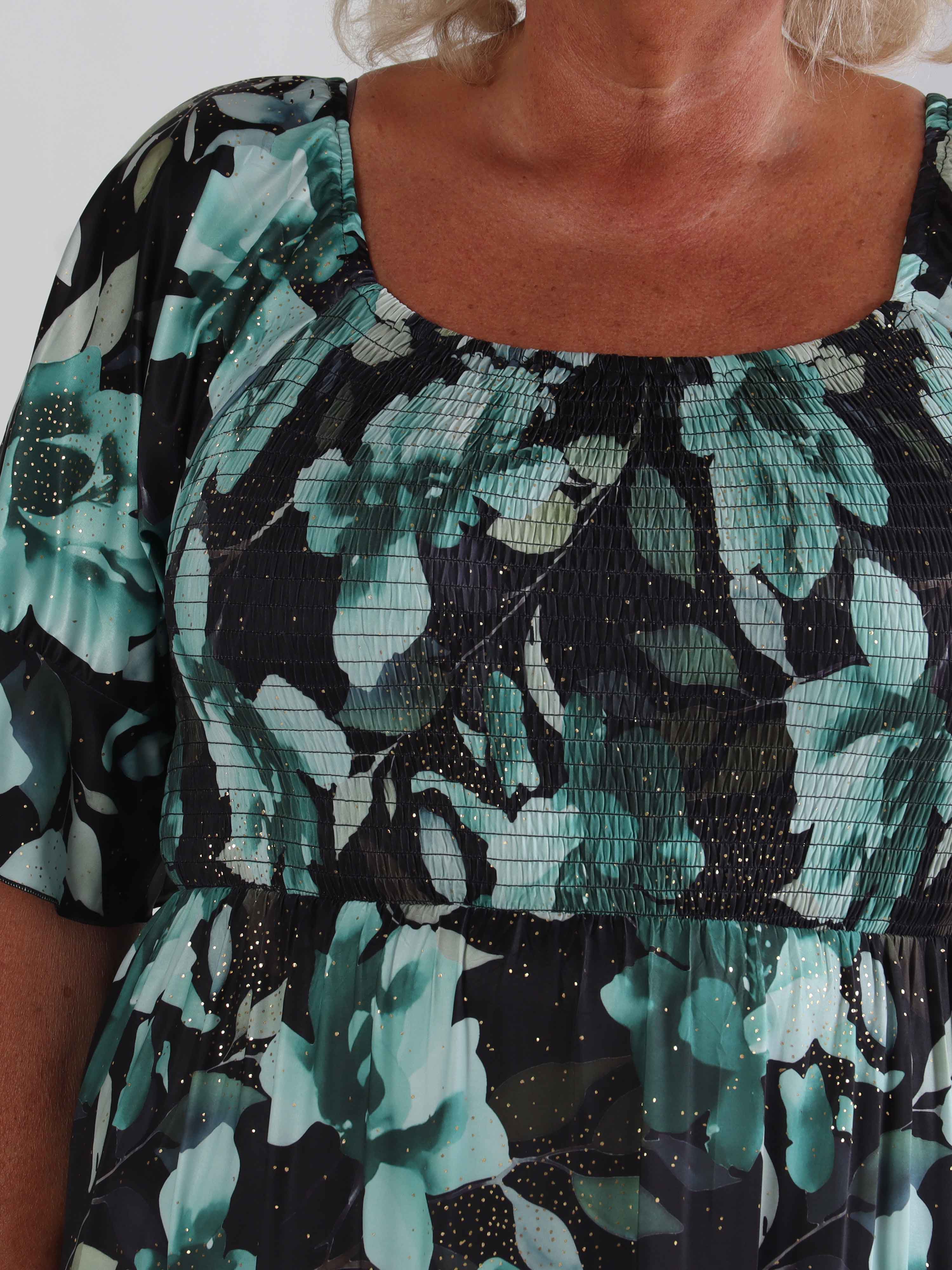 Elna Fiore - Blomstret elastisk plus size kjole med smock over brystet