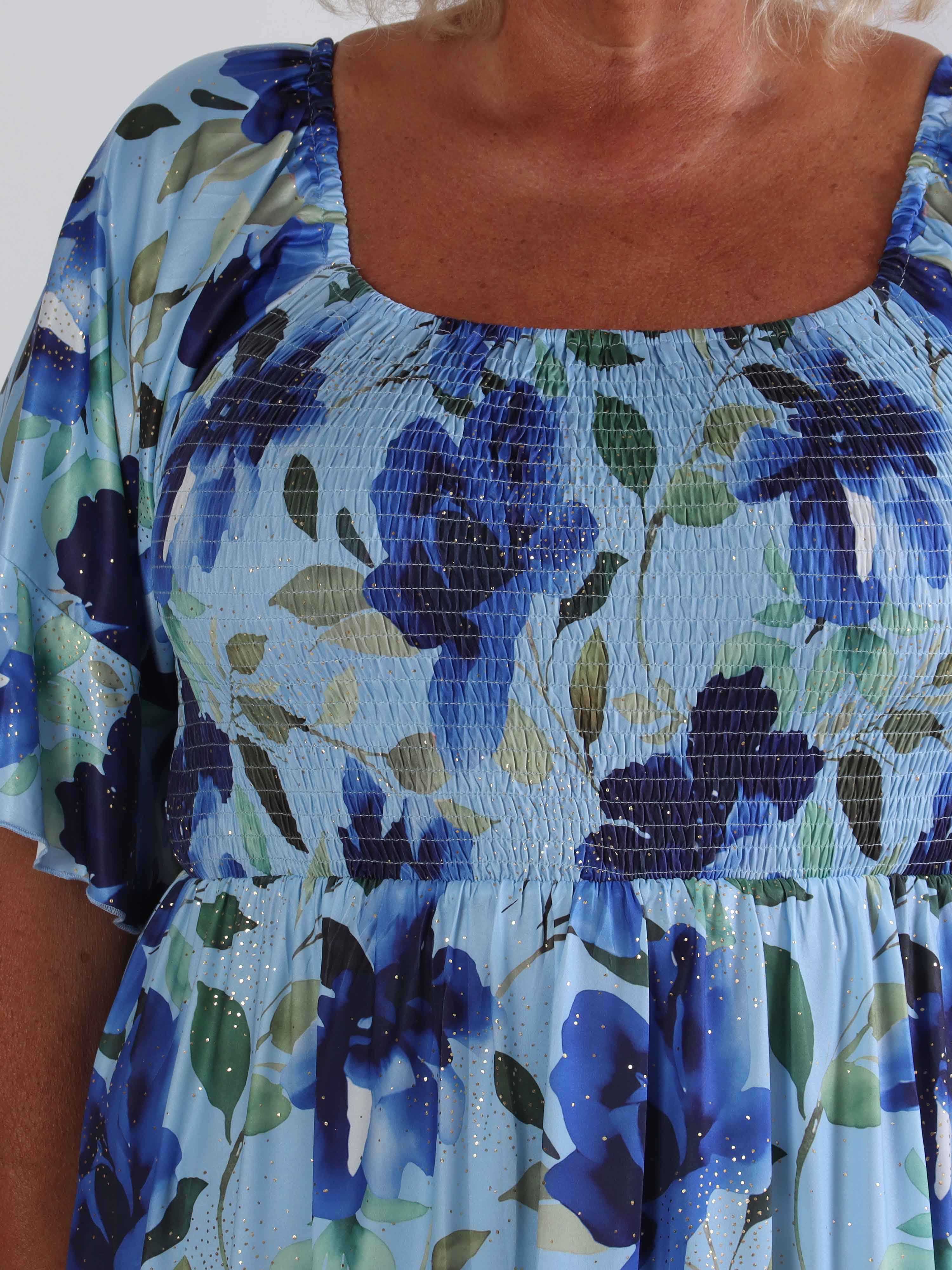 Elna Fiore Short - Blomstret elastisk plus size kjole med smock over brystet