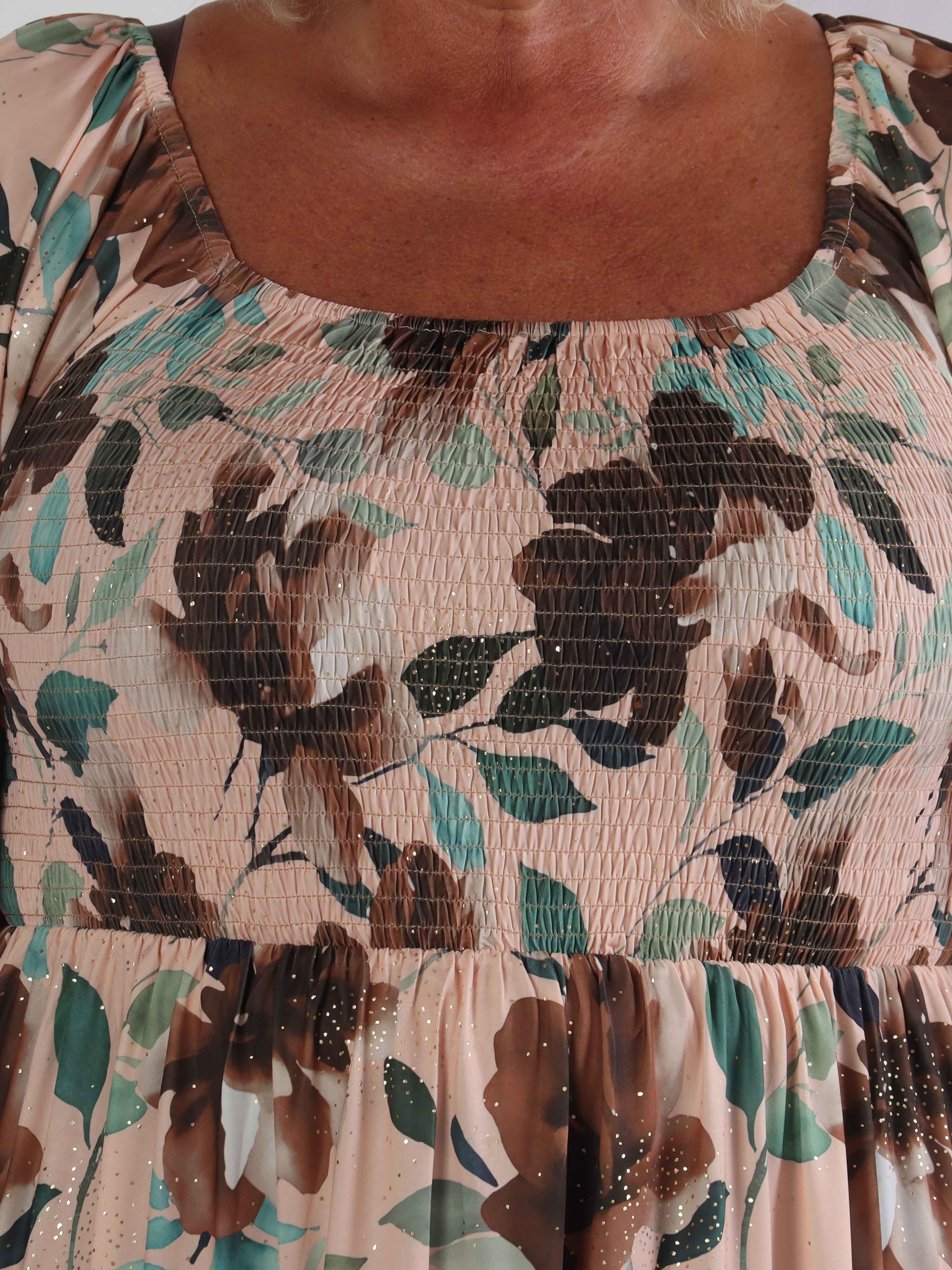 Elna Fiore Short - Blomstret elastisk plus size kjole med smock over brystet