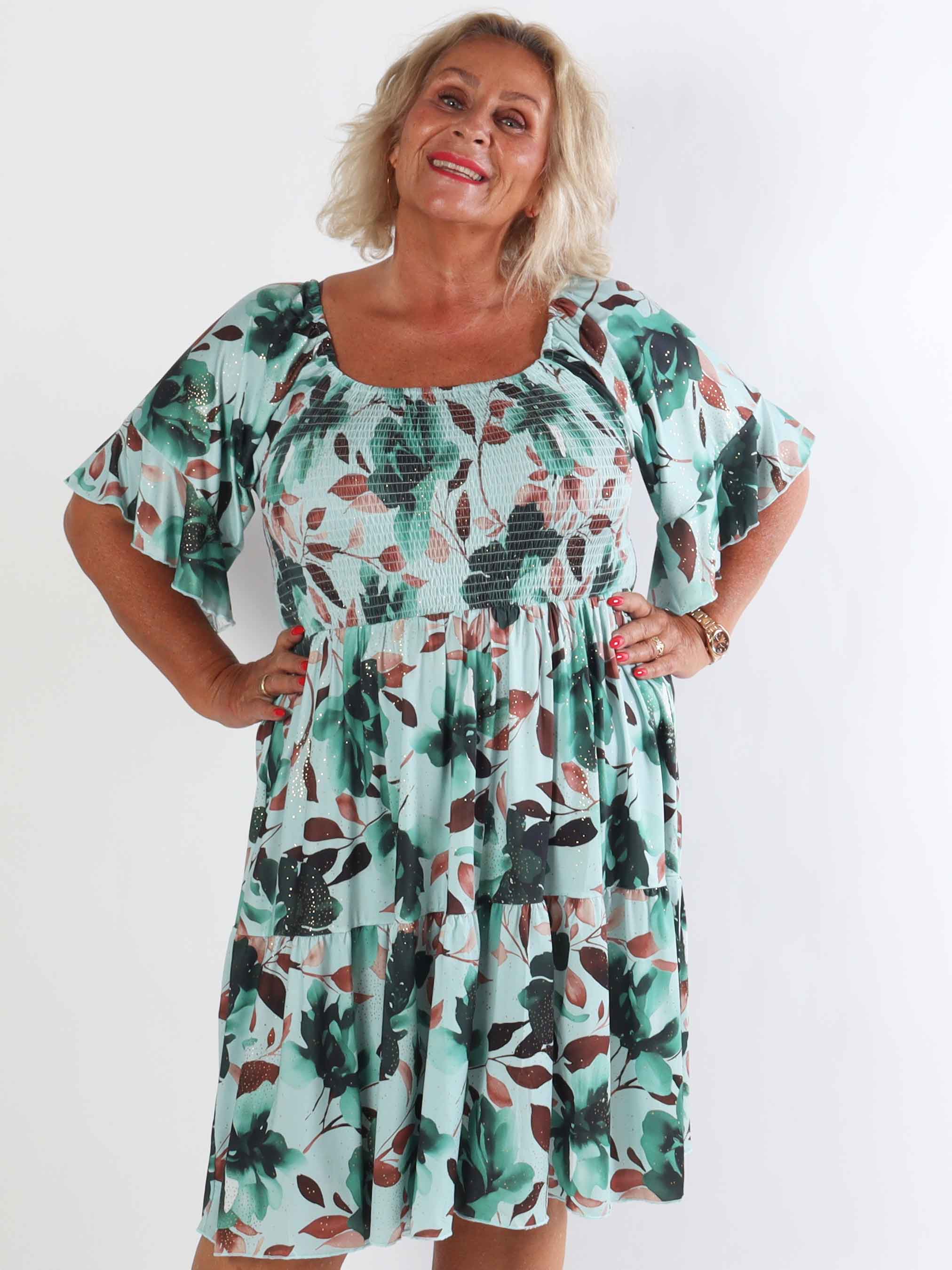 Elna Fiore Short - Blomstret elastisk plus size kjole med smock over brystet