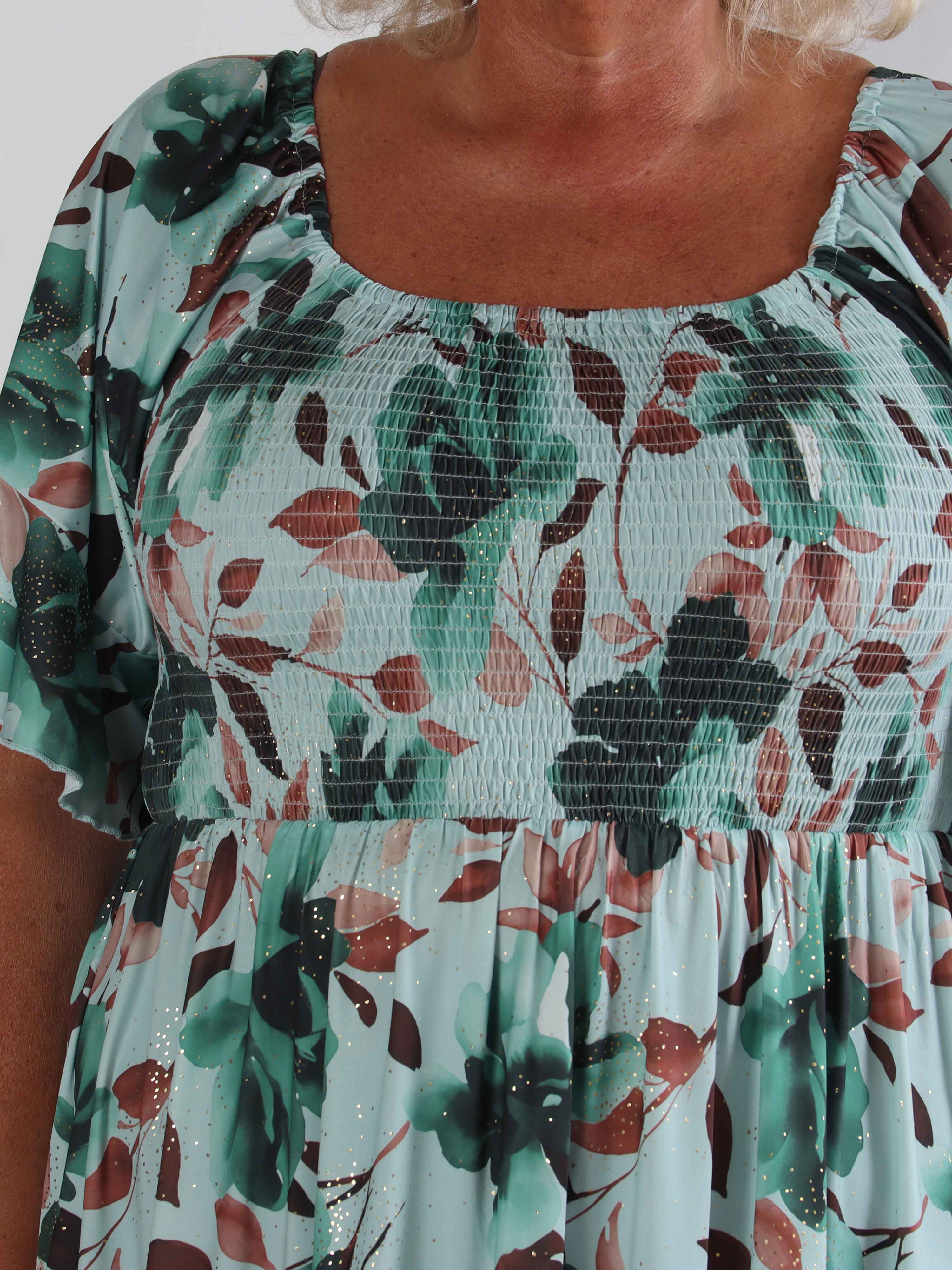 Elna Fiore Short - Blomstret elastisk plus size kjole med smock over brystet