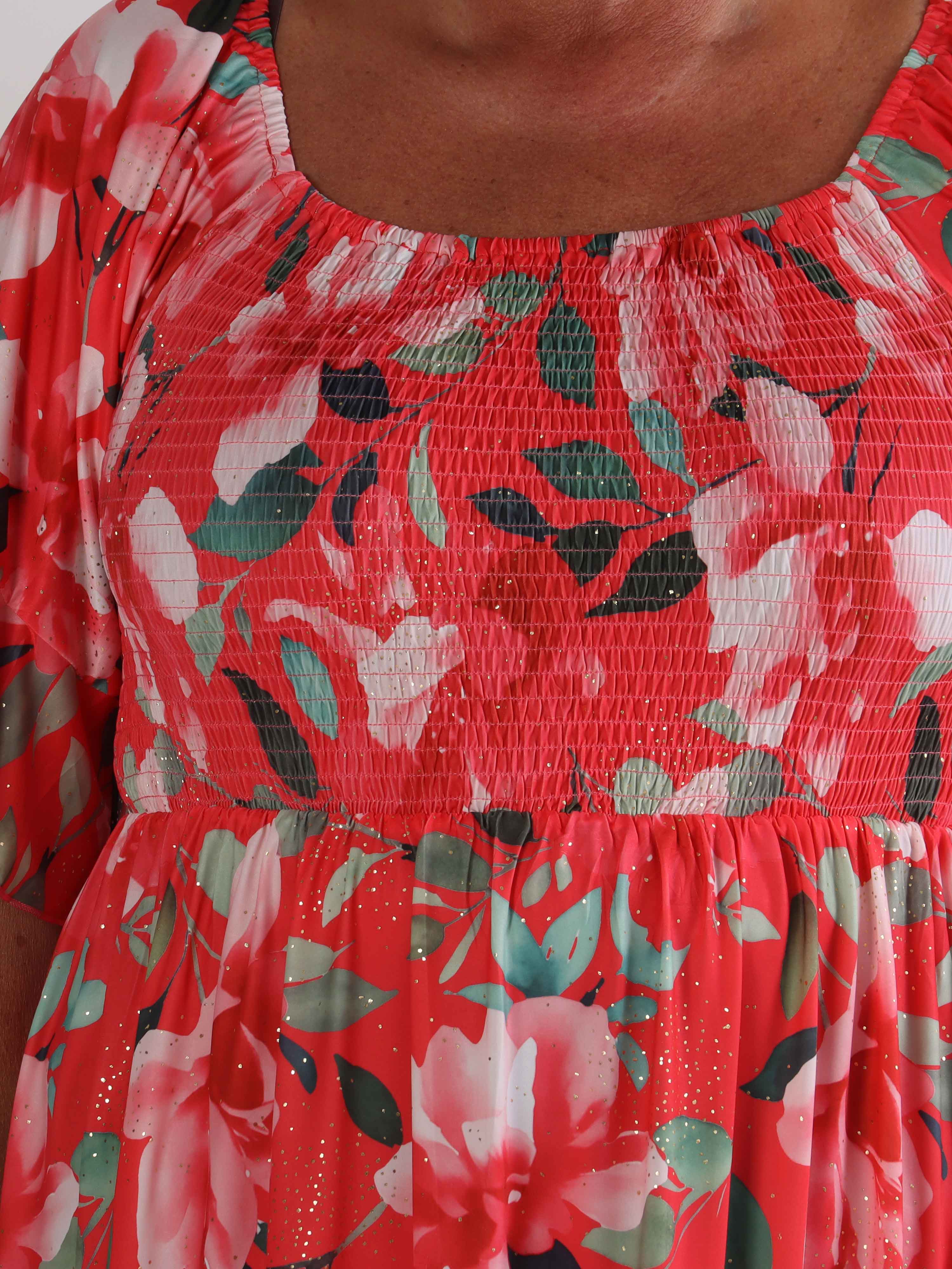 Elna Fiore Short - Blomstret elastisk plus size kjole med smock over brystet